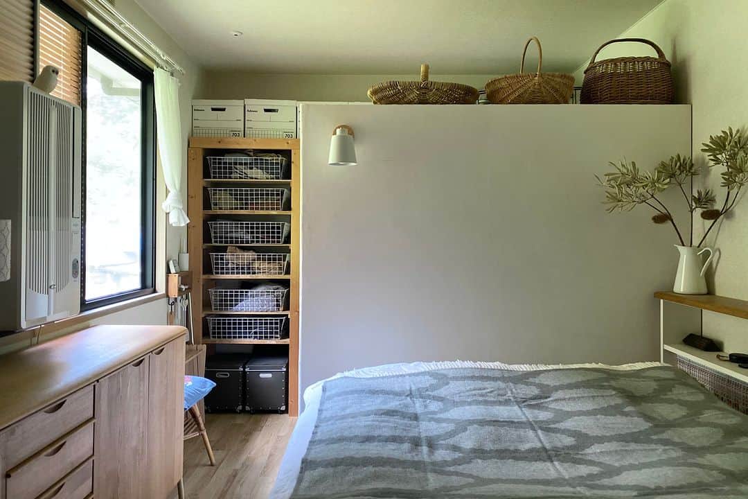 ムクリ［mukuri］さんのインスタグラム写真 - (ムクリ［mukuri］Instagram)「居心地の良さと使い勝手を叶える。あえて空間を仕切った寝室  kanataさんのおうちにある 寝室の広さは7.5畳。  夫婦２人で使うには じゅうぶんすぎる広さなので、 部屋の奥を収納で仕切って、DIYで ウォークインクローゼットのような スペースを作りました。  あえて仕切ったことで 寝室がスッキリとみえます。  さらに仕切り部分には珪藻土を塗り 雰囲気もアップ。  その他の収納部分についても 詳しくお話してくださっています。  素敵なイラストとともにお楽しみくださいね♪  –––––––––––––––––– ムクリ公式アカウントでは くらしの中にある"好き"や"コダワリ"を毎日お届け。  インテリア、整理収納から家づくりなど 日常で参考になる情報から サラッと読める短編コラムまで ご紹介していますのでフォローしてぜひご覧ください。 ▶︎ @mukuri_official ・  「 #ムクリ 」のタグもいつも楽しく拝見しています☺️  オリジナルブランドは @daily_mukuri  くらしの中にあったらいいいな、 そんな商品を企画・制作、集めています。 ––––––––––––––––––  #寝室#寝室インテリア#クローゼット#DIY#クローゼット収納#賃貸暮らし#アパート暮らし#くらしの編集#ムクリ」11月30日 12時05分 - mukuri_official