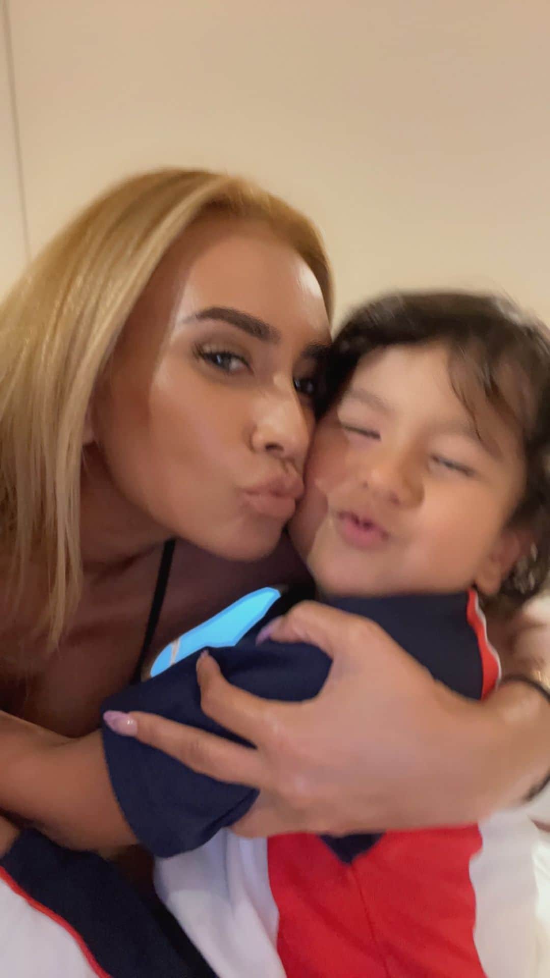 のインスタグラム：「Dubaiに帰ってきたよ🇦🇪 激しく楽しかったBarcelonaだけど 家族に会うとやっぱり嬉しい☺️♥️♥️  wearing M.Anela💎✨」