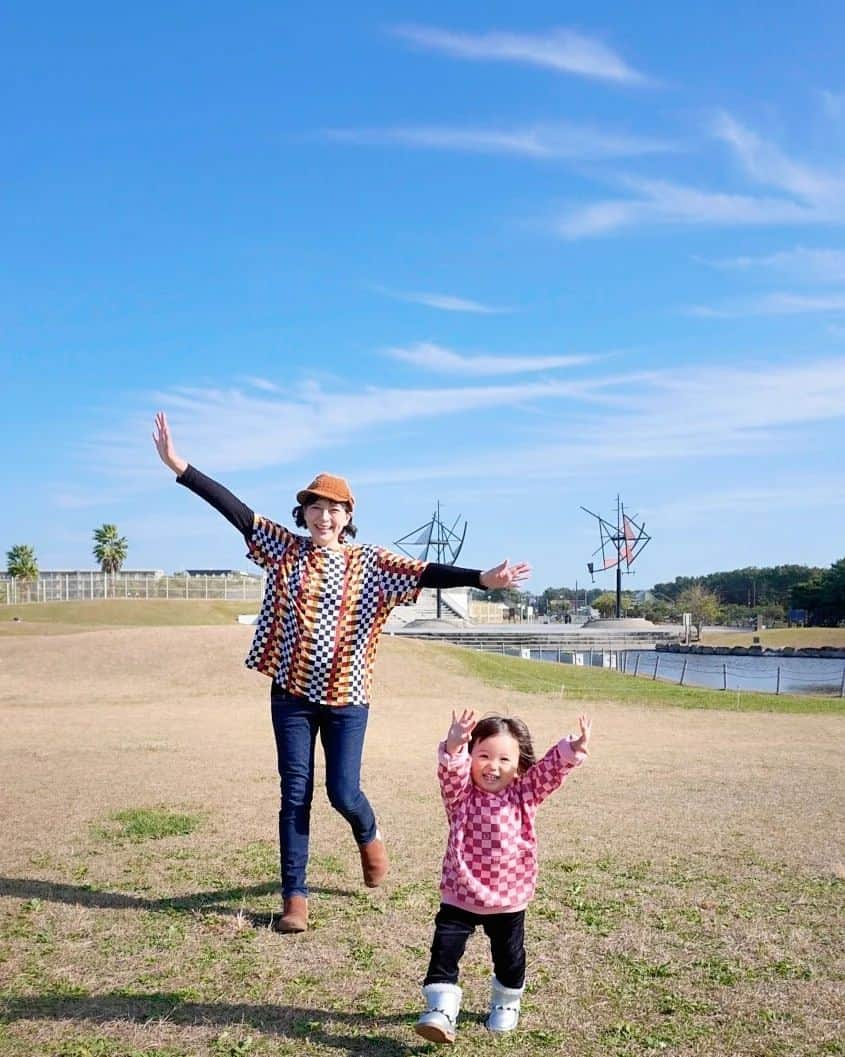 芳美リンのインスタグラム：「ラナちゃんと公園に、 わんわん🐕ハントに繰り出した♡  色々なわんちゃんいたねー♪  この日は、 ベネトンで親子リンクコーデを楽しみました♪  私、自分が柄物好きなので、 自分の服も、ラナちゃんの服も柄物選びがちで、 二人そろうとごちゃつくのが悩みなんですが。（笑）  ベネトンのアイテムは、柄と柄でコーデしても、 いいかんじにおさまりました♡  パターン① ギンガムチェックで元気コーデ パターン② パープルボーダーの、あったかニットコーデ  どちらがお好みですか？(*^^*) 私はニットが気に入ったけど、 活発なラナちゃんはギンガムチェックで元気いっぱい！ が似合うかな♡？  @Benetton  @Benetton_Japan @andreaincontri #Benetton #リンクコーデ#親子リンク#シミラーコーデ#アウトドアコーデ#マタニティコーデ#トドラー」