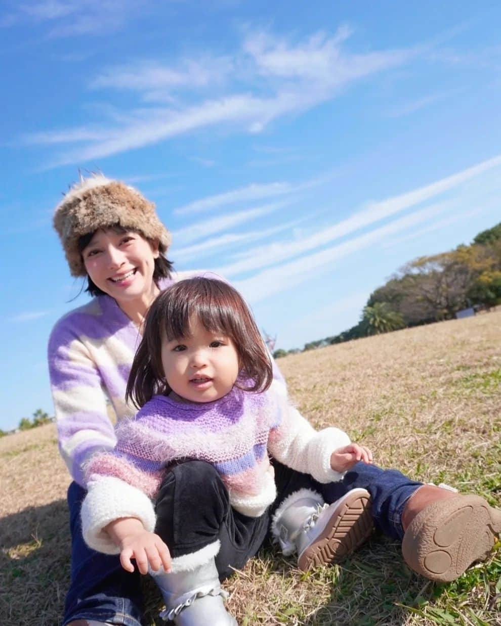 芳美リンさんのインスタグラム写真 - (芳美リンInstagram)「ラナちゃんと公園に、 わんわん🐕ハントに繰り出した♡  色々なわんちゃんいたねー♪  この日は、 ベネトンで親子リンクコーデを楽しみました♪  私、自分が柄物好きなので、 自分の服も、ラナちゃんの服も柄物選びがちで、 二人そろうとごちゃつくのが悩みなんですが。（笑）  ベネトンのアイテムは、柄と柄でコーデしても、 いいかんじにおさまりました♡  パターン① ギンガムチェックで元気コーデ パターン② パープルボーダーの、あったかニットコーデ  どちらがお好みですか？(*^^*) 私はニットが気に入ったけど、 活発なラナちゃんはギンガムチェックで元気いっぱい！ が似合うかな♡？  @Benetton  @Benetton_Japan @andreaincontri #Benetton #リンクコーデ#親子リンク#シミラーコーデ#アウトドアコーデ#マタニティコーデ#トドラー」11月30日 12時12分 - lynn.lynn5