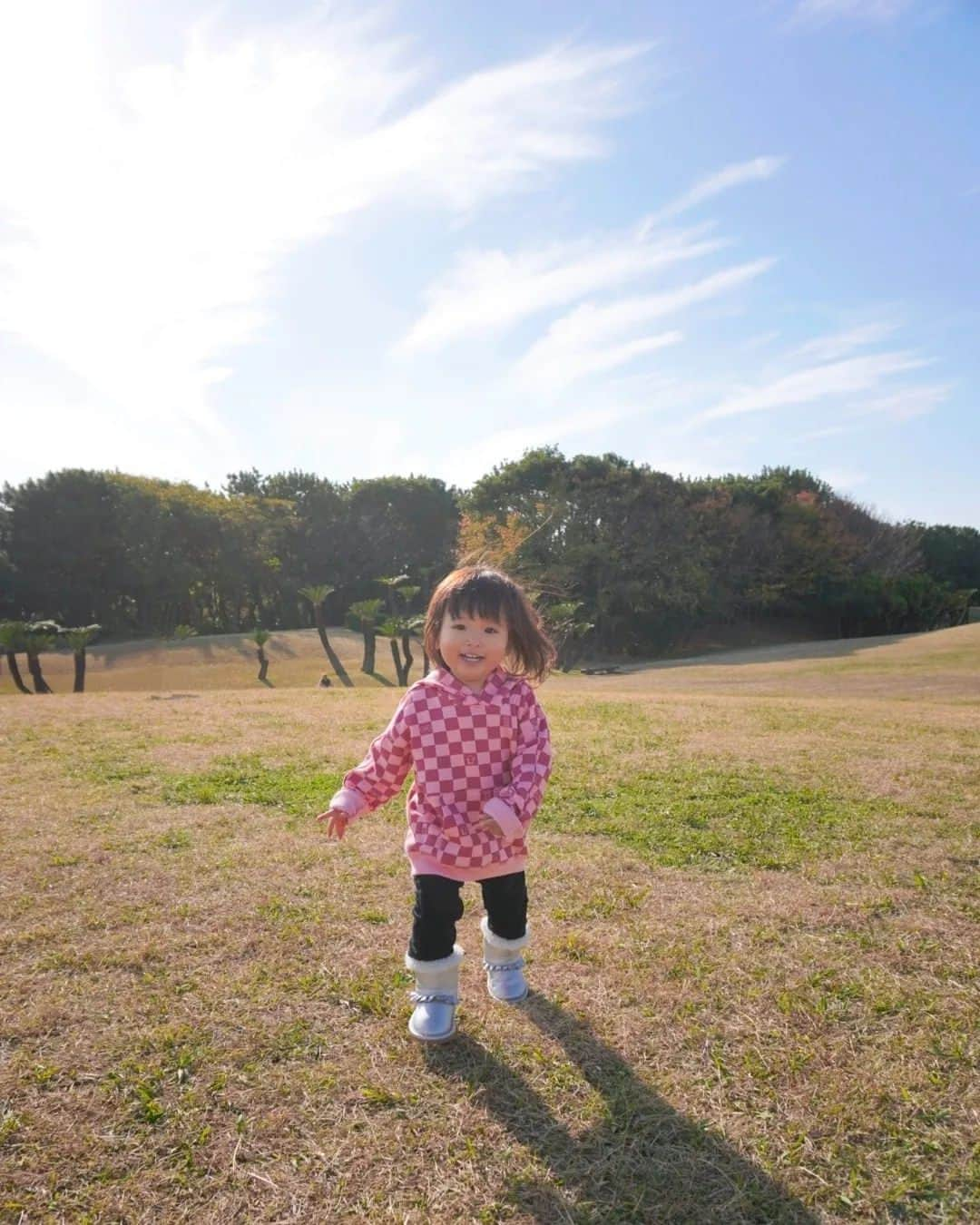 芳美リンさんのインスタグラム写真 - (芳美リンInstagram)「ラナちゃんと公園に、 わんわん🐕ハントに繰り出した♡  色々なわんちゃんいたねー♪  この日は、 ベネトンで親子リンクコーデを楽しみました♪  私、自分が柄物好きなので、 自分の服も、ラナちゃんの服も柄物選びがちで、 二人そろうとごちゃつくのが悩みなんですが。（笑）  ベネトンのアイテムは、柄と柄でコーデしても、 いいかんじにおさまりました♡  パターン① ギンガムチェックで元気コーデ パターン② パープルボーダーの、あったかニットコーデ  どちらがお好みですか？(*^^*) 私はニットが気に入ったけど、 活発なラナちゃんはギンガムチェックで元気いっぱい！ が似合うかな♡？  @Benetton  @Benetton_Japan @andreaincontri #Benetton #リンクコーデ#親子リンク#シミラーコーデ#アウトドアコーデ#マタニティコーデ#トドラー」11月30日 12時12分 - lynn.lynn5