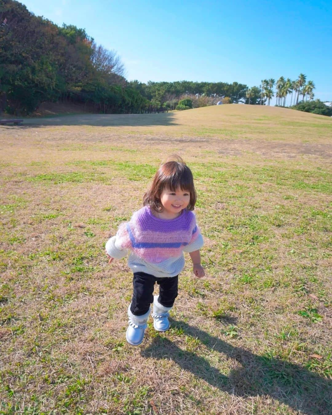 芳美リンさんのインスタグラム写真 - (芳美リンInstagram)「ラナちゃんと公園に、 わんわん🐕ハントに繰り出した♡  色々なわんちゃんいたねー♪  この日は、 ベネトンで親子リンクコーデを楽しみました♪  私、自分が柄物好きなので、 自分の服も、ラナちゃんの服も柄物選びがちで、 二人そろうとごちゃつくのが悩みなんですが。（笑）  ベネトンのアイテムは、柄と柄でコーデしても、 いいかんじにおさまりました♡  パターン① ギンガムチェックで元気コーデ パターン② パープルボーダーの、あったかニットコーデ  どちらがお好みですか？(*^^*) 私はニットが気に入ったけど、 活発なラナちゃんはギンガムチェックで元気いっぱい！ が似合うかな♡？  @Benetton  @Benetton_Japan @andreaincontri #Benetton #リンクコーデ#親子リンク#シミラーコーデ#アウトドアコーデ#マタニティコーデ#トドラー」11月30日 12時12分 - lynn.lynn5