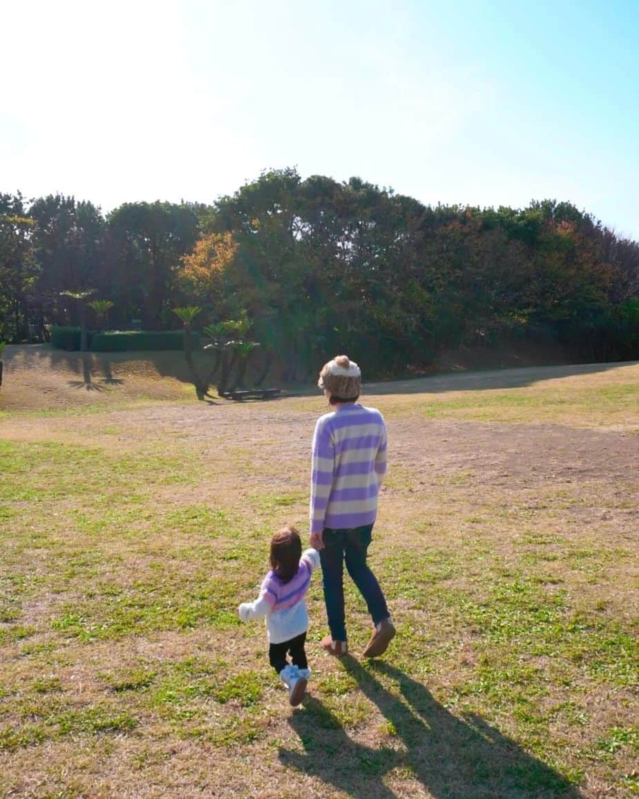 芳美リンさんのインスタグラム写真 - (芳美リンInstagram)「ラナちゃんと公園に、 わんわん🐕ハントに繰り出した♡  色々なわんちゃんいたねー♪  この日は、 ベネトンで親子リンクコーデを楽しみました♪  私、自分が柄物好きなので、 自分の服も、ラナちゃんの服も柄物選びがちで、 二人そろうとごちゃつくのが悩みなんですが。（笑）  ベネトンのアイテムは、柄と柄でコーデしても、 いいかんじにおさまりました♡  パターン① ギンガムチェックで元気コーデ パターン② パープルボーダーの、あったかニットコーデ  どちらがお好みですか？(*^^*) 私はニットが気に入ったけど、 活発なラナちゃんはギンガムチェックで元気いっぱい！ が似合うかな♡？  @Benetton  @Benetton_Japan @andreaincontri #Benetton #リンクコーデ#親子リンク#シミラーコーデ#アウトドアコーデ#マタニティコーデ#トドラー」11月30日 12時12分 - lynn.lynn5