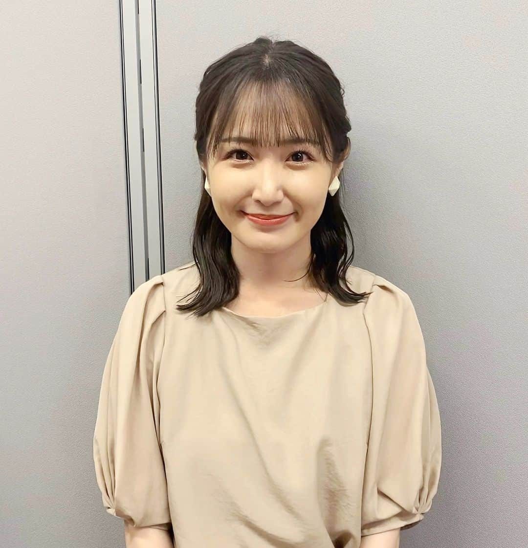 CBCテレビ アナウンス部さんのインスタグラム写真 - (CBCテレビ アナウンス部Instagram)「斉藤初音です。 この前、ある中学校の生徒さんに アナウンサーの仕事やこれまでの自分について お話しさせてもらう機会がありました💐  内容を考えるにあたりこれまでを振り返りましたが 何かに繋がると予想していなかった事柄が 不思議なご縁で今に通じていることが多い気がします。  例えば、CBCに入社したタイミングで 偶然初音ミクちゃんのラジオ番組が始まることになり 名前きっかけで番組に携わることができました📻 また番組を通してどんどんミクちゃんの世界が好きになり 今では当たり前に生活の中にボカロ楽曲や ミクちゃんグッズが存在していて日々を彩ってくれています。  様々な要素がタイミングやご縁で繋がっていき 人生を豊かにしてくれるんですね💡  貴重な機会をもらえて光栄でした！ ありがとうございました☺︎」11月30日 12時15分 - cbc.announcer