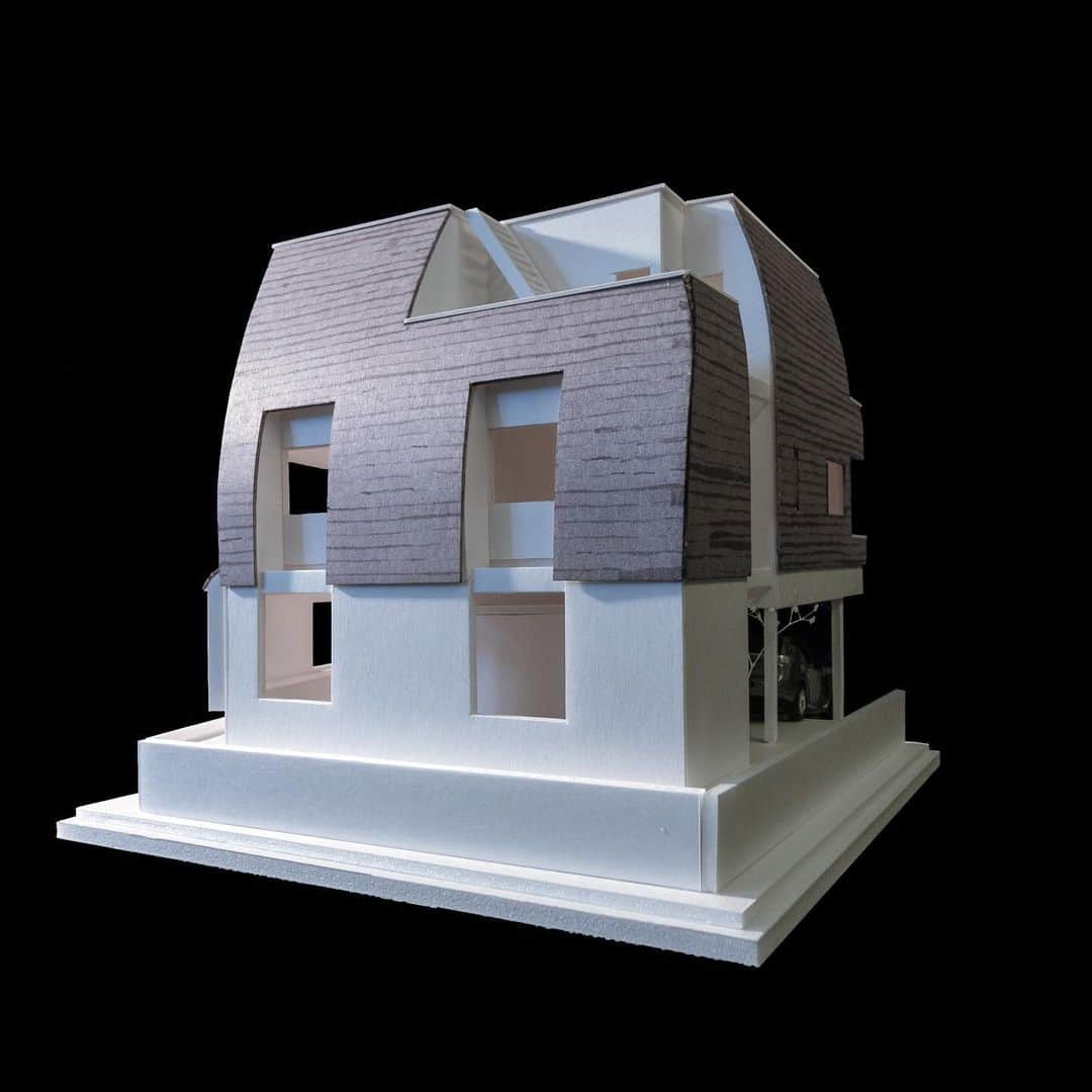 一級建築士事務所hausのインスタグラム：「中古なので自分で設計した訳ではありませんが、模型を造ってみた♪ まだまだショールーム公開中です。  ※スレッズ始めました！合わせてご覧ください♪ @hausuma  ◾️re.haus-sy◾️ 兵庫県神戸市須磨区 #rehaus_sy  #建築 #模型 #神戸 #須磨 #設計事務所 #設計事務所とつくる家 #建築家 #建築家とつくる家 #建築家と建てる家 #建築模型」