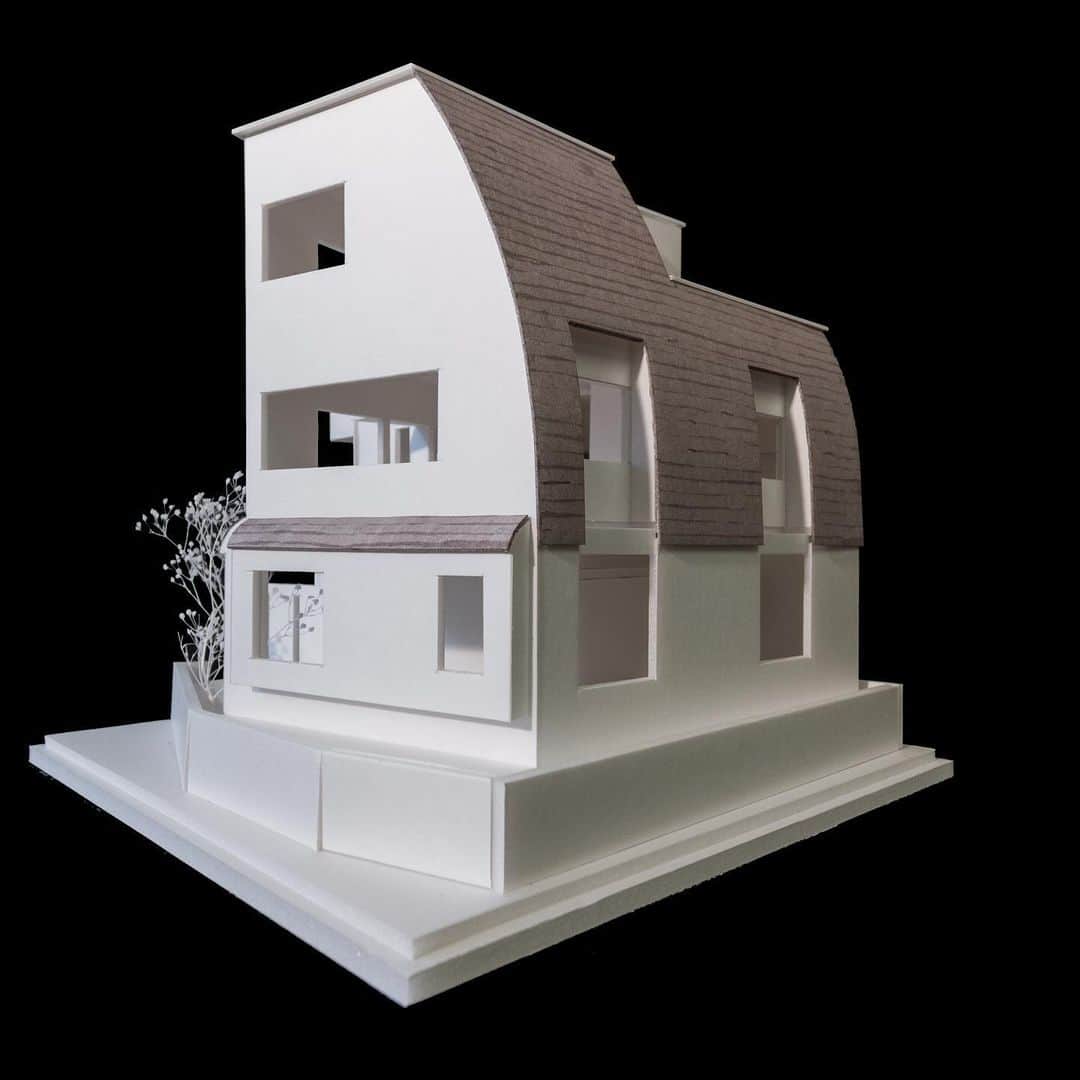 一級建築士事務所hausさんのインスタグラム写真 - (一級建築士事務所hausInstagram)「中古なので自分で設計した訳ではありませんが、模型を造ってみた♪ まだまだショールーム公開中です。  ※スレッズ始めました！合わせてご覧ください♪ @hausuma  ◾️re.haus-sy◾️ 兵庫県神戸市須磨区 #rehaus_sy  #建築 #模型 #神戸 #須磨 #設計事務所 #設計事務所とつくる家 #建築家 #建築家とつくる家 #建築家と建てる家 #建築模型」11月30日 12時17分 - hausuma