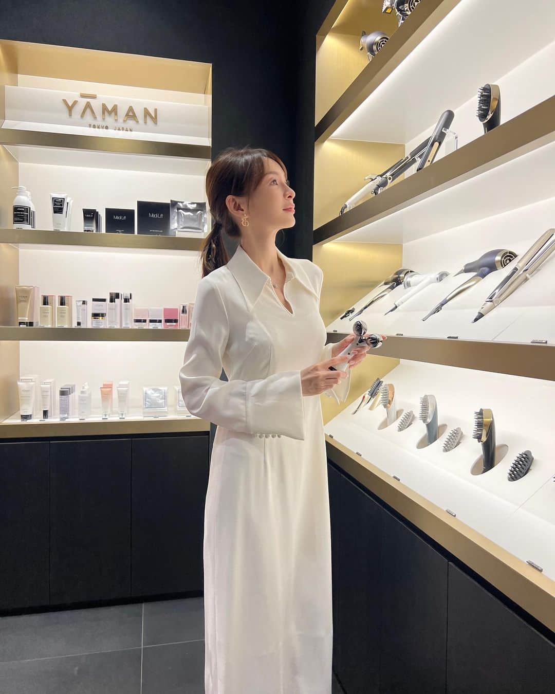 舞川あいくのインスタグラム：「YA-MAN the store GINZA🤍  11/29にオープンしたばかりの フラッグシップストアにお邪魔してきました。   ヤーマンの全ラインアップが集まっている フラッグシップストアでは 最新の製品を実際に比較&体感する事ができたり、1月には最新の美容機器を使った顔専門トレーニングジム"FACE LIFT GYM"もオープンするそうです✨   店舗の中心にある美肌光ステーションも テクノロジー感あふれて素敵🪩✨  新たな美と出会える場所 この機会に是非🤍   @yamanthestore.ginza  #YAMANthestoreGINZA #美顔器の殿堂 #美顔器 #ヤーマン#PR」