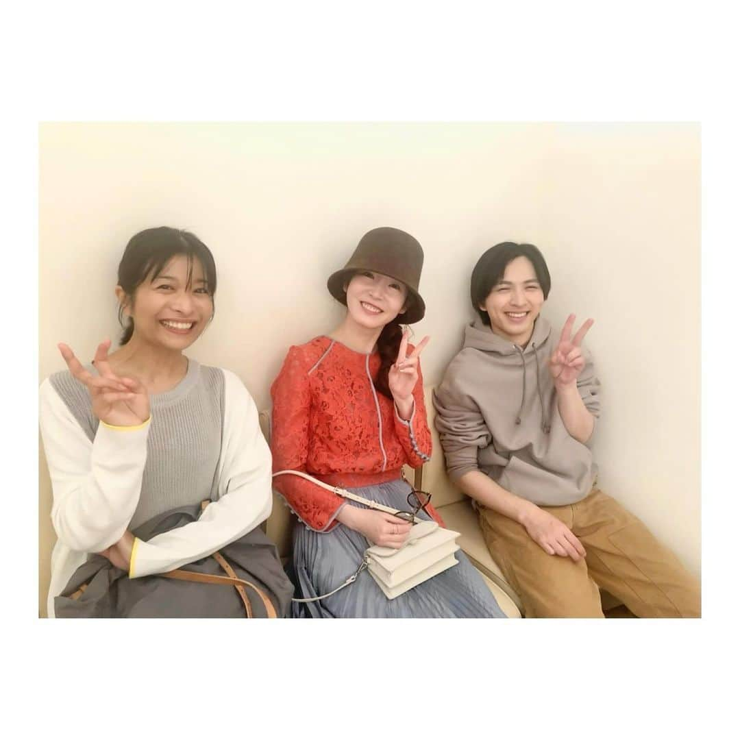 三倉茉奈さんのインスタグラム写真 - (三倉茉奈Instagram)「いよいよ明日12/1(金)から 映画「女優は泣かない」全国上映！ ということで写真を少し☺︎  3姉弟ショット。写真はニコニコですが劇中では…色々ありますw 主演の蓮佛美沙子さんとは朝ドラ「べっぴんさん」以来の共演。嬉しかった。芯の強い人柄やお芝居で、現場を引っ張ってくれました✨  弟の勇治役はM!LKのメンバーの吉田仁人くん。イケメンに育った可愛い弟。こんな弟がいたらなーとみんな思うと思う。  2枚目。 有働佳史監督とは、舞台「結婚なんてクソくらえっ！」(今考えたらすごいタイトルw)でご一緒して以来。有働さんの初めての長編映画に参加させていただき、本当に光栄です。脚本も担当。  私の娘・千花役の月成ゆのちゃんとは、顔が似ているとみんなに言っていただき、、確かに！私の実の娘にすら似てます笑。会った時からすっかり親子でした。千花の劇中での表情やセリフが面白くて最高なので、ご注目下さい✨  3枚目は、舞台で共演して以来仲良しの青木ラブさんと。 劇中ではだいぶインパクトの強い役です。ぴったり。12/3(日)の池袋での舞台挨拶ではMCを担当とのこと！楽しみ。  #映画 #女優は泣かない #12月1日公開 #蓮佛美沙子 #吉田仁人 #青木ラブ #月成ゆの #有働佳史」11月30日 12時21分 - mana_mikura_official