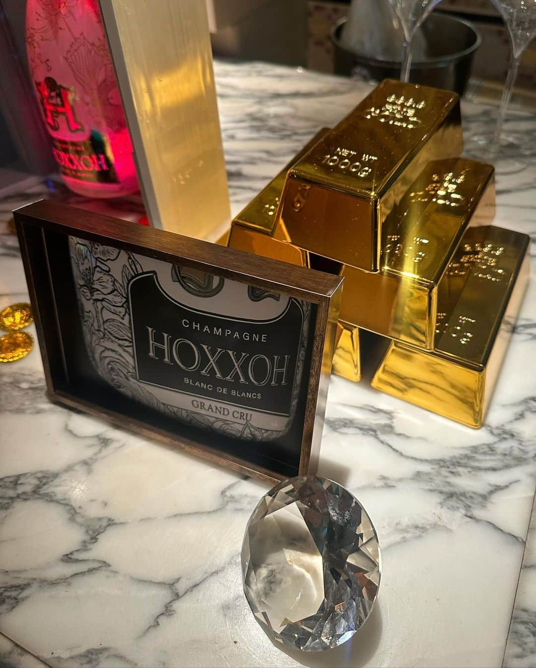 SEIRAさんのインスタグラム写真 - (SEIRAInstagram)「HOXXOH Champagne Secret Partyに参加してきたよ🍾  @hoxxoh_japan 🍾  いろんな味があって、たくさんの味を試飲させていただきました🩵  一つ一つ職人さんの手作りのボトルで作られているそうで、それぞれの味にいろんな意味や想いが込められているということをオーナーの方々から直々に教えてもらいました。  HOXXOHは前から読んでも後ろから読んでもシンメトリーになっていて 素敵なロゴで、意味のあるものだということも知りました🍾  覚えやすいし これから日本でも飲む人がどんどん増えるんじゃないかな！？！？楽しみです🎈  #オックス #HOXXOH #シャンパン #シャンパーニュ #PR #高級シャンパン #光るシャンパン #🍾」11月30日 12時29分 - dj_seira_jpn