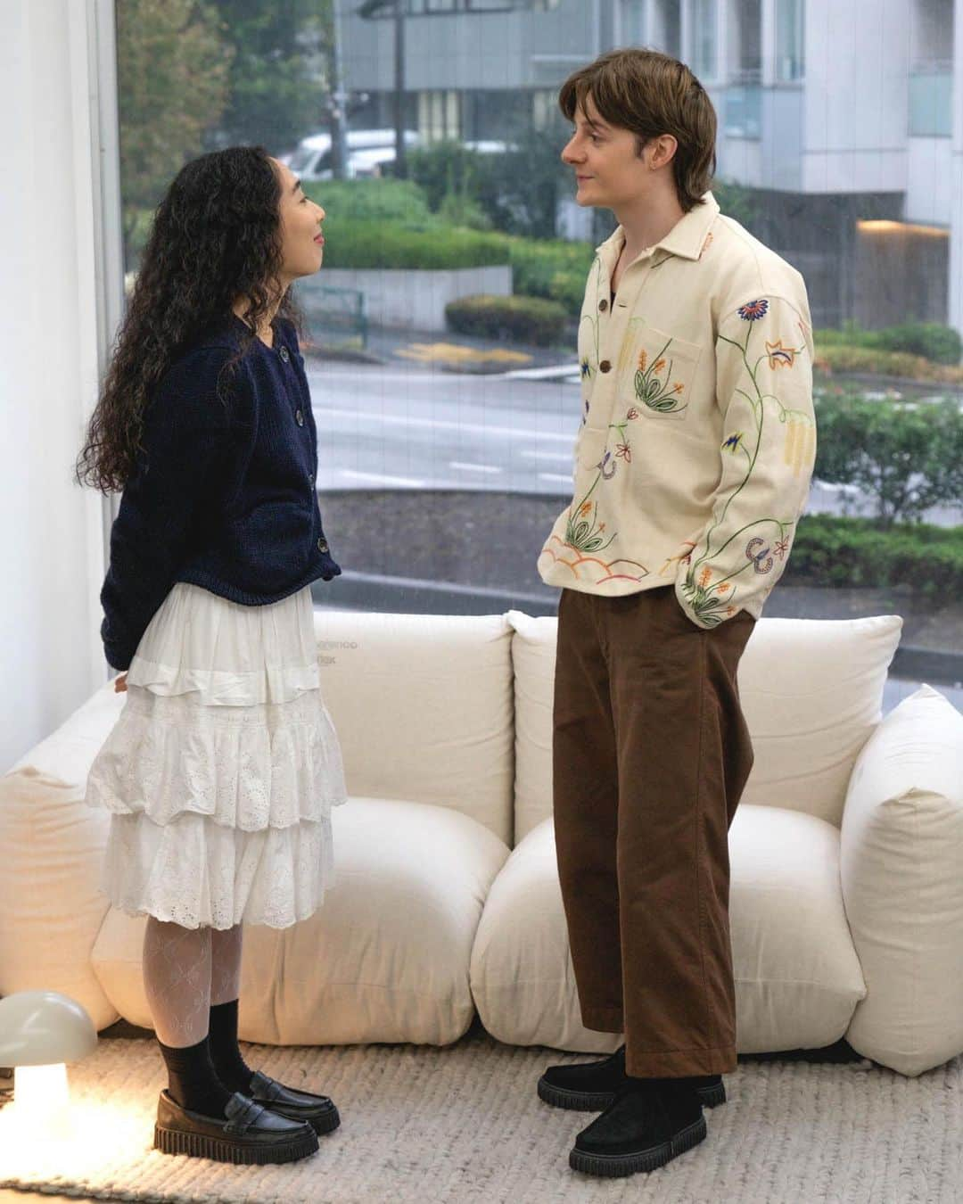 ginza magazineさんのインスタグラム写真 - (ginza magazineInstagram)「【CLARKS SNAP vol.2📸】スタイリストのクラーク麗菜さん&ファッションジャーナリストのクラークアシュリーさんが、〈クラークス〉のシューズをセルフスタイリング。  「私たちもクラーク家なので、名前から親しみを感じます(笑)。レザーだけど、びっくりするくらい柔らかい！ グッドガールムードが漂うローファーに、東京ブランドのカーディガンと、パリで購入した古着のスカートをスタイリング。今一番お気に入りのコーディネートです」（麗奈さん） 「イギリスで生まれ育った僕にとって、クラークスは子どもの頃から身近な存在。学校用のシューズも買いに行っていましたね。ソールに弾力があって、本当に履き心地がいいんです。植物モチーフの刺繍のシャツと、僕にとってスタンダードアイテムであるワイドパンツを合わせて」（アシュリーさん）  ＜麗奈さん＞ 着用シューズ：Torhill Penny / トーヒルペニー＜ヒール3.5cm＞ カラー名：ブラックレザー 価格：¥23,100（税込）  ＜アシュリーさん＞ 着用シューズ：Torhill Hi / トーヒルハイ＜ヒール3.5cm＞ カラー名：ブラックスエード 価格：¥24,200（税込）  styling & model: @reinaogawaclarke @ashleyogawaclarke photo: @liveinsuburbia  #Clarks #クラークス #スナップ #Torhill #PR @clarksshoes」11月30日 16時00分 - ginzamagazine