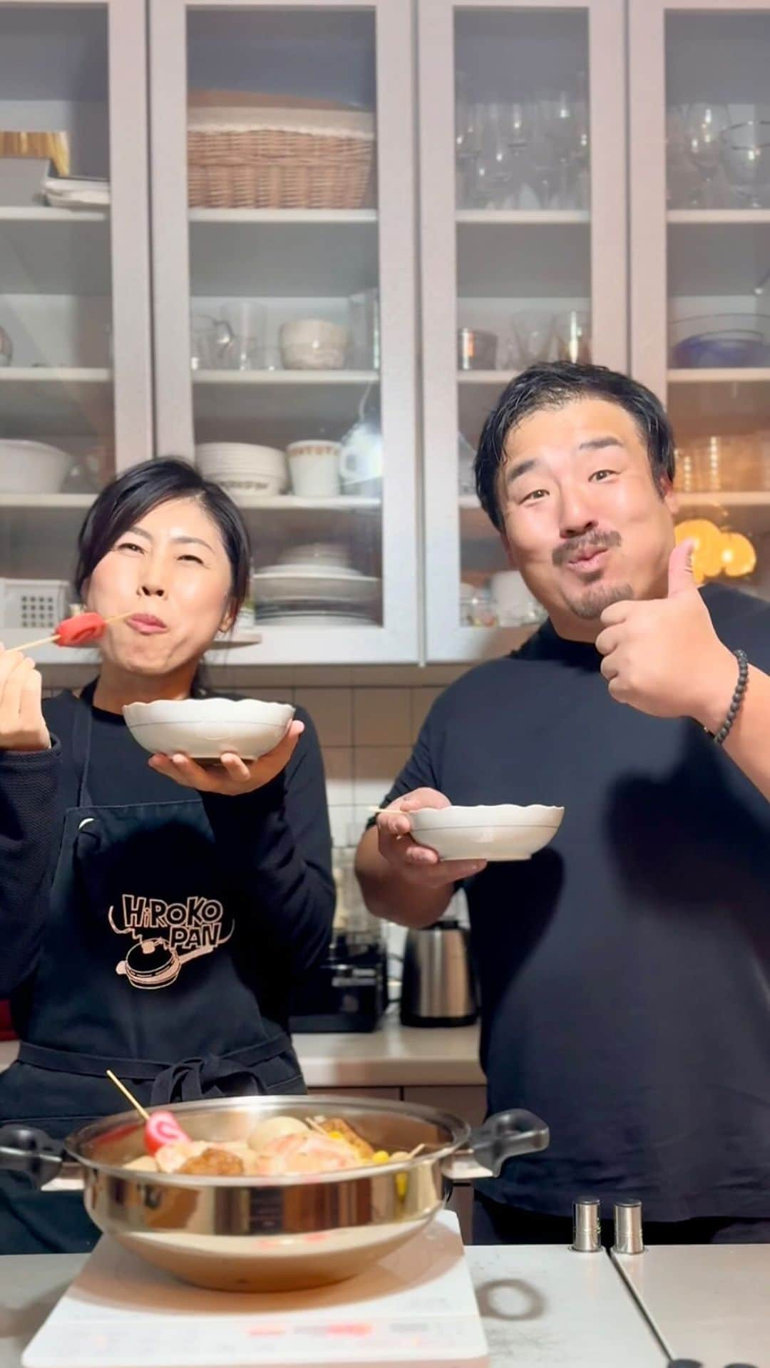 ひろこぱんのインスタグラム：「金沢おでん知ってる？🍢Kanazawa ODEN🍢   @y.nagae  元ラグビー日本代表🏉の長江有祐さんが、金沢に来られるという事で、なんとも嬉しい展開で『居酒屋ひろこぱん🏮』お越しくださいました🏠🍶✨  本格的な金沢おでんにチャレンジ💪✨ 蟹面や車麩を代表とした金沢食材を入れるのが金沢おでん✨ せっかくなので、金沢港いきいき魚市場の上島商店さんにお願いして立派な金澤香箱の蟹面をご用意頂いて、贅沢にもおでんにON🦀✨ @ueshima_shouten_kanazawa   長江さんが以前北陸旅行をされた時に食べた金沢おでんが美味しかった🍢と熱く語ってらしたので、今回も金沢おでんをぜひ食べてもらいたくて😆  他にも金時草の酢の物・加賀蓮根の蓮蒸し・五郎島金時ごはんもご用意✨ 美味しそうにもりもり召し上がってくださってホントに嬉しかった😆  長江さんは日本代表後も現役プレイヤー続けながらも選手育成・スポーツを通した地域活性など、様々な切り口で活動されています！ お話を聞いていてもホントに興味深くてあっという間の4時間でした😆 明るいお人柄がホントに素敵で、メディア出演も度々されてます✨  長さん🏉居酒屋ひろこぱんにまたお越しくださいね〜😊  おでん🍢と言えば、無水の白菜おでんや今回のように汁だくなどいろんな好みや作り方あると思いますが、 QCならでは『保温85度で12時間放置、つゆが透明でしみしみおでん』お味は白だしと少しのみりんになってます😋 下茹ではするけど、本当にお店みたいなしみしみな仕上がりになります！ 特に大根と車麩がサイコー‼️  #おでん #金沢おでん #香箱 #oden #japanesefood」