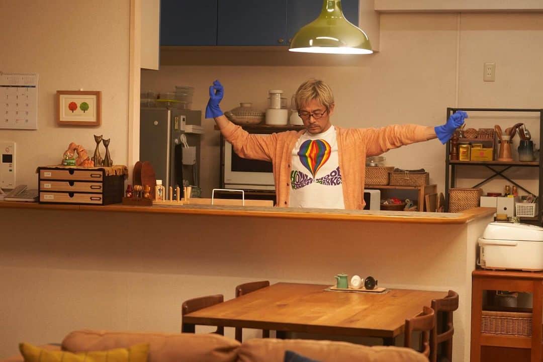 きのう何食べた？ season2のインスタグラム：「.  #きのう何食べた？ season2 第8話見逃し配信中🎬  #TVer #ネットもテレ東  ⚠️無料見逃し配信は明日24:51まで。  シロさんが帰ってくる前に こっそり水回りのお掃除🫧✨  #内野聖陽 #何食べ」