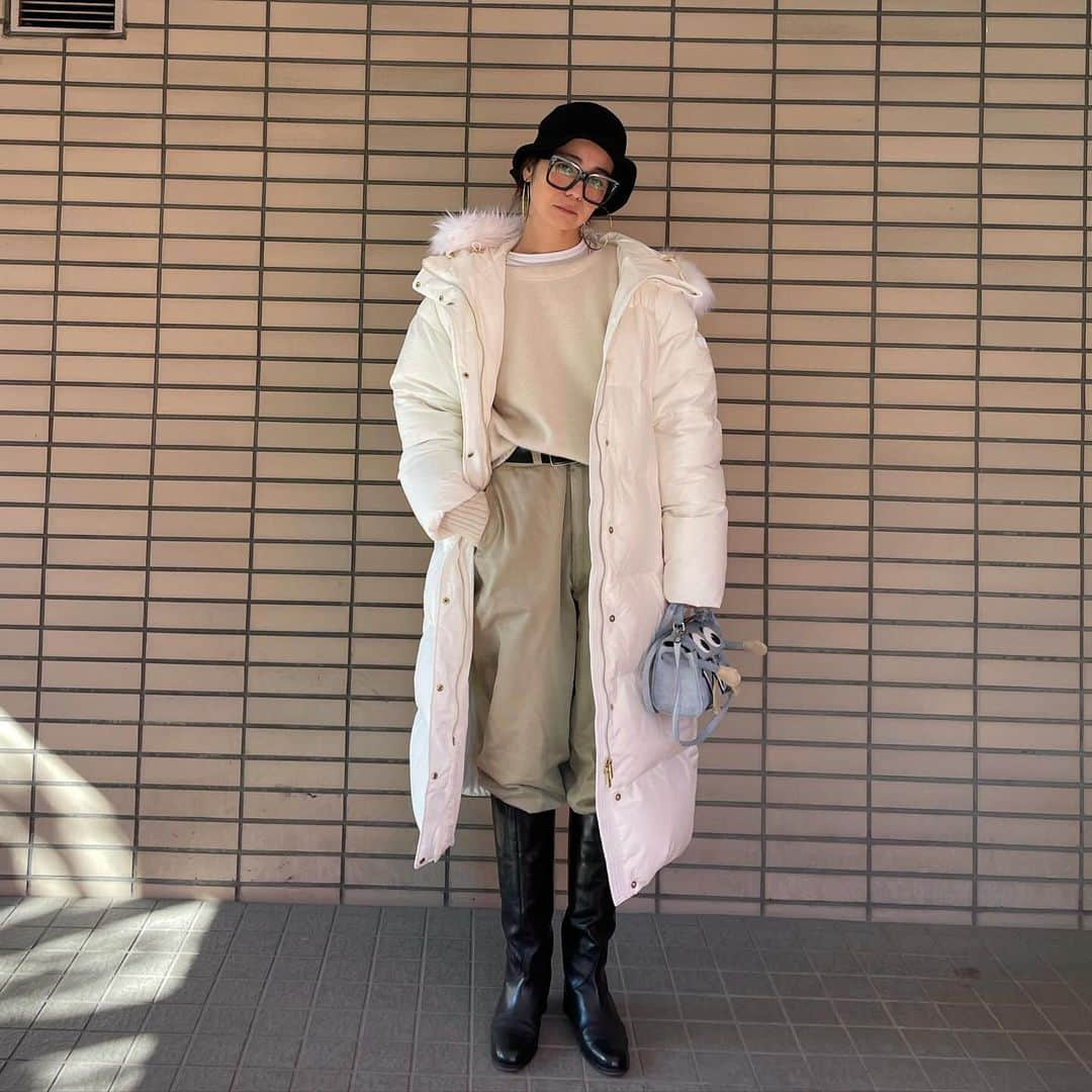 竹下玲奈さんのインスタグラム写真 - (竹下玲奈Instagram)「去年から白ダウンが気になり、今年は……TATRASさんの2023年秋冬新作『PEARLCOLLECTION』 を get✨むひひっ ロング丈は、初挑戦！！寒い日が待ち遠しいなぁ🎵 #白ダウン  #tatras  #タトラス  #pr  #ootd」11月30日 12時30分 - renatakeshita