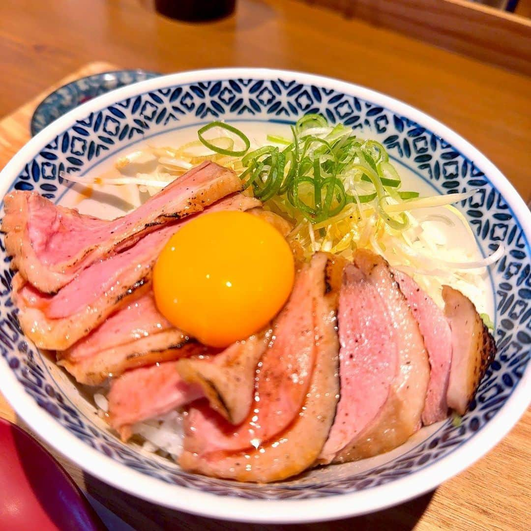 三浦優奈のインスタグラム：「【トリカモメ 鶏と鴨と麺】 📍大曽根エリア  『炙り鴨丼』と『鴨つけ蕎麦』  ランチでお邪魔したんですが、 とってもおいしかった😋💕  大曽根エリアなので、 私はバンテリンドームに行く前に利用しました⚾️  #鴨 #かも #鴨そば #鴨蕎麦 #大曽根 #大曽根駅 #大曽根グルメ #大曽根ランチ #ランチ #ランチ巡り #ランチメニュー #lunch #japanesefood #japaneseculture #japanesestyle #food #トリカモメ #トリカモメ鶏と鴨と麺大曽根店 #トリカモメ鶏と鴨と麺 #トリカモメ大曽根店 #丼 #丼飯 #どんぶり」