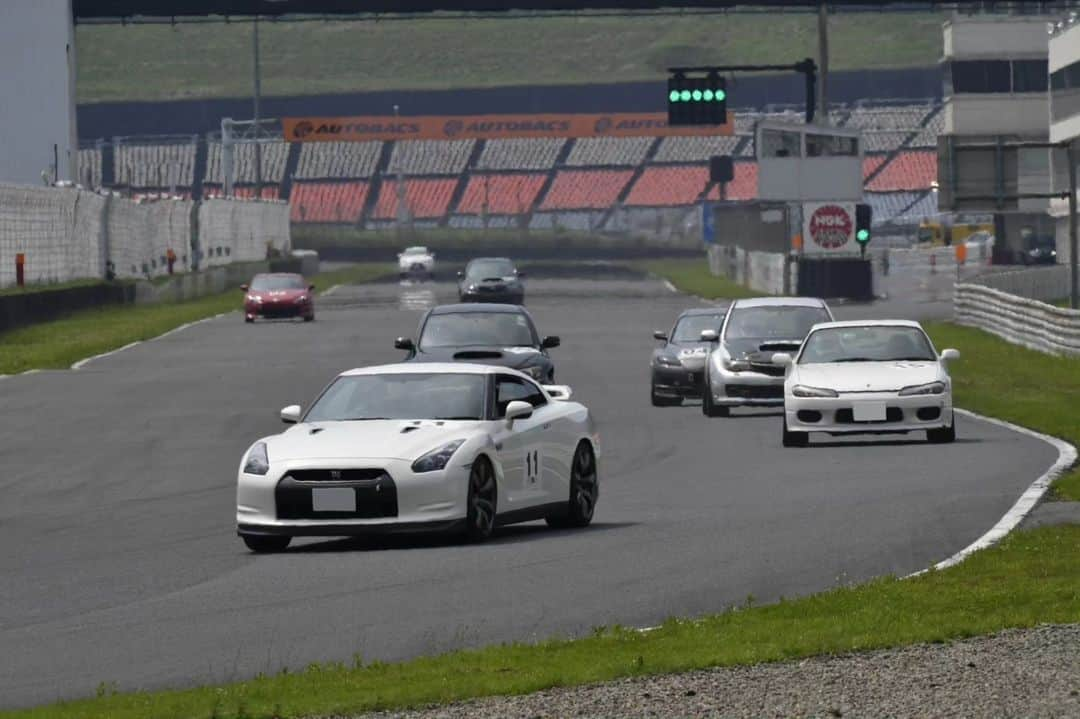 吉田広樹さんのインスタグラム写真 - (吉田広樹Instagram)「皆さんオートポリス会員になりませんか？🏎️  オートポリス会員とは、オートポリスのサーキットコースを走行するための会員制度です！ 講習を受講後、コースライセンス取得💡 あなたの愛車でサーキット走行デビュー出来ます🚘️  会員特典も盛り沢山🙌 ・入場料無料(通常営業日) ・指定イベント入場無料 ・ビッグレース観戦無料 その他も色々と特典がございます🙆  このコースはアップダウンも大きく、チャレンジングなコーナーやテクニカルな複合コーナーもあるので、ドライビングスキルを磨くにはピッタリです💪 オマケにサーキットまでの道のりも気持ちの良いドライブコース🙆  国際サーキットをあなたの愛車で楽しみましょう‼️  #オートポリス #autopolis #オートポリス会員」11月30日 12時32分 - hiroki44da