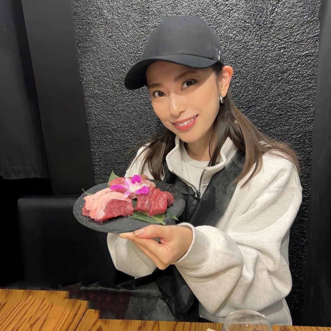 藤井香愛のインスタグラム：「昨日は11月29日、1年に1回の「いい肉の日」🥩🍖 いろんな部位を食べられる羊の焼肉！普通のジンギスカンとはまた違って前菜もラムづくしで至福の時でした🐏  みんなはお肉食べたかな〜？✨お肉大好き🥰  #藤井香愛　#夢告鳥　#徳間ジャパン　#歌謡曲 #ジンギスカン　#ラム肉　#羊焼肉　#焼肉　#お肉大好き　#肉食女子　#羊肉 #ダイエット #varzar #いい肉の日」