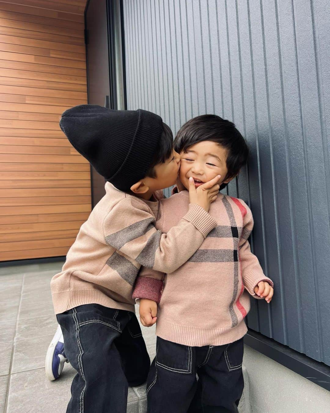 Ayaのインスタグラム：「息子コーデ👦🏻👦🏽 質問きていたのでこちらにもUP❤️  動くので上手く写真は撮れないけど 仲良さそうにコントしてるような 可愛い自然体な2人📸😂笑  お揃いがどんどん増えてくー👕  @shein_japan 冬物購入品 品番最後にまとめました🏷  クーポンコードもまだ使えるので 載せておくね❤️【BFJP441】  お買い上げ金額1～5,999円までは セール価格より15%OFF、 6,000円以上は20%OFFが適用【12月末日まで】  #息子コーデ#兄弟#男の子#兄弟コーデ#1歳男の子#4歳男の子#男の子ママ#3歳差兄弟#キッズコーデ#ベビーコーデ#shein購入品#sheinkids#zarakids#pr」