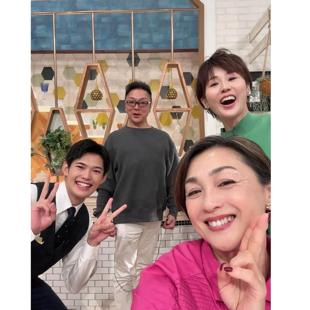 にしおかすみこのインスタグラム：「#テレ東　 #なないろ日和 #香坂みゆき　さん #マックン #長部稀アナウンサー　さん #私  冷え対策特集 #白湯　が良いのはわかっていても何となく苦手。  でも白湯活始めてる中。 続け〜、慣れろ〜と念じている😳✨」