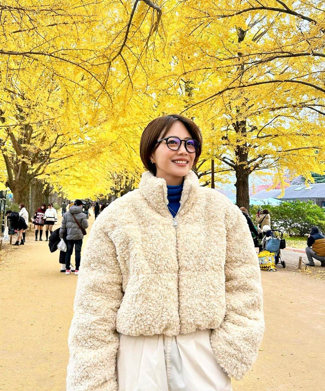 藤野結衣さんのインスタグラム写真 - (藤野結衣Instagram)「ぎりぎり見れた紅葉🍁🌝  日本は四季が素晴らしいなと再確認🫰 最近じっくり神社、お寺とかも巡りたいなと思う⛩ . . . . #いちょう並木 #紅葉 #昭和記念公園 #秋コーデ」11月30日 12時39分 - yui_fujino