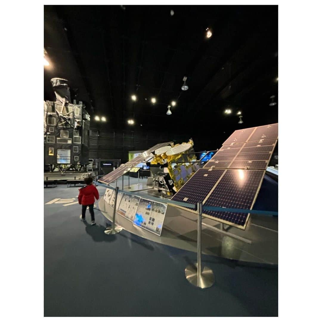 去来川奈央さんのインスタグラム写真 - (去来川奈央Instagram)「. JAXA 筑波宇宙センター🚀 5歳児が宇宙🪐に少しずつ興味を持ち始め 行ってみたいなあと思っていました😆 　 事前に予約していた 見学ツアーに参加♪ (※早めに予約が埋まることも多いそうです📝)  受付では 身分証明書🪪に検温、 5歳児にも 「自分で名前を言ってください」と スタッフのかたから確認がありました💡  カメラはスマホ📱も預けて 撮影禁止で見せてもらえるエリアもあります☺️  広い敷地内を JAXAバスでみんなで移動 大人の社会科見学気分🚌  宇宙服🧑‍🚀にも、 船外と船内バージョンがあったり 色によってお仕事が違ったり🔍  宇宙飛行士の試験で使われる いろんな施設も見せてもらいました💡 宇宙兄弟、もう一度読みたくなった〜！  #JAXA #jaxa筑波宇宙センター #jaxa宇宙科学研究所 #宇宙 #つくば #5歳男の子 #jaxa見学ツアー」11月30日 12時40分 - nao.isagawa