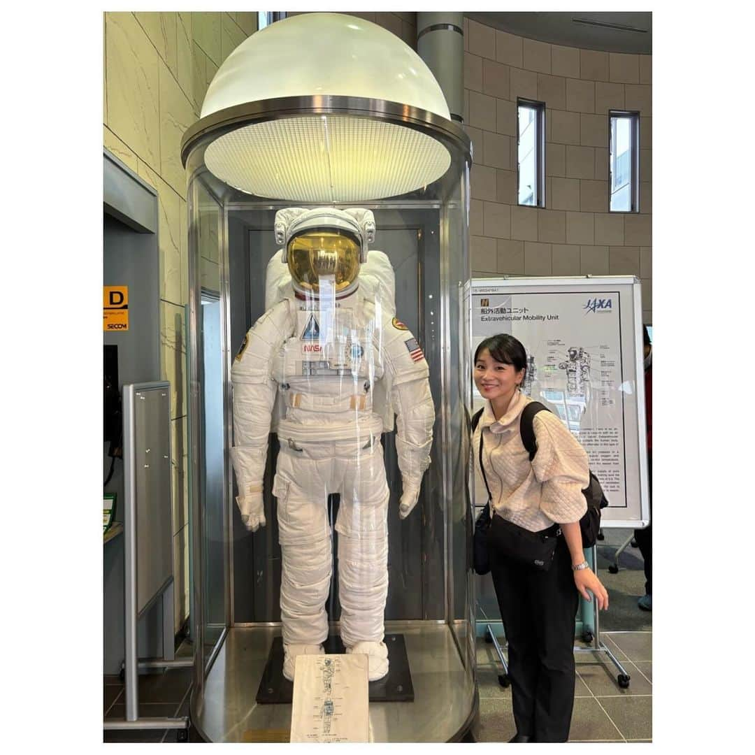 去来川奈央さんのインスタグラム写真 - (去来川奈央Instagram)「. JAXA 筑波宇宙センター🚀 5歳児が宇宙🪐に少しずつ興味を持ち始め 行ってみたいなあと思っていました😆 　 事前に予約していた 見学ツアーに参加♪ (※早めに予約が埋まることも多いそうです📝)  受付では 身分証明書🪪に検温、 5歳児にも 「自分で名前を言ってください」と スタッフのかたから確認がありました💡  カメラはスマホ📱も預けて 撮影禁止で見せてもらえるエリアもあります☺️  広い敷地内を JAXAバスでみんなで移動 大人の社会科見学気分🚌  宇宙服🧑‍🚀にも、 船外と船内バージョンがあったり 色によってお仕事が違ったり🔍  宇宙飛行士の試験で使われる いろんな施設も見せてもらいました💡 宇宙兄弟、もう一度読みたくなった〜！  #JAXA #jaxa筑波宇宙センター #jaxa宇宙科学研究所 #宇宙 #つくば #5歳男の子 #jaxa見学ツアー」11月30日 12時40分 - nao.isagawa