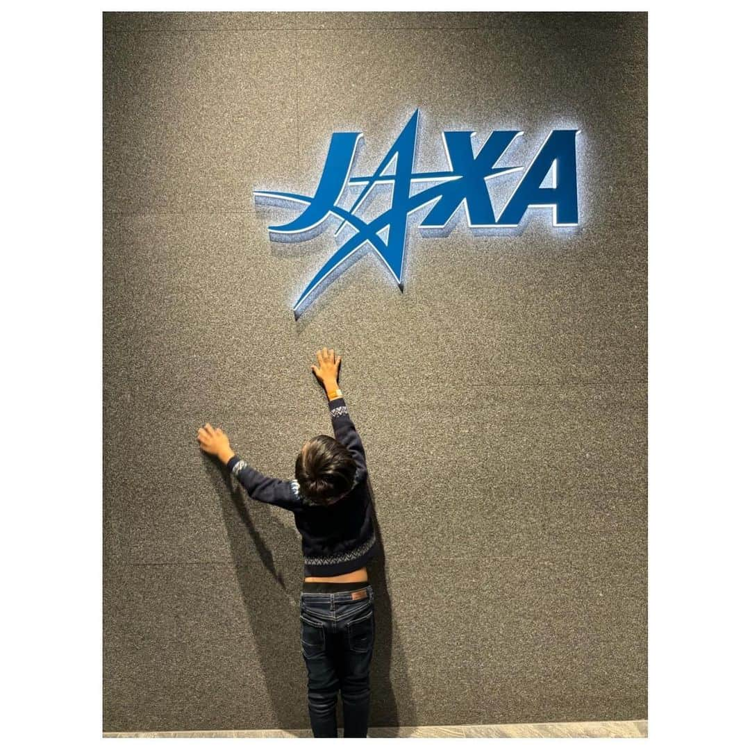 去来川奈央さんのインスタグラム写真 - (去来川奈央Instagram)「. JAXA 筑波宇宙センター🚀 5歳児が宇宙🪐に少しずつ興味を持ち始め 行ってみたいなあと思っていました😆 　 事前に予約していた 見学ツアーに参加♪ (※早めに予約が埋まることも多いそうです📝)  受付では 身分証明書🪪に検温、 5歳児にも 「自分で名前を言ってください」と スタッフのかたから確認がありました💡  カメラはスマホ📱も預けて 撮影禁止で見せてもらえるエリアもあります☺️  広い敷地内を JAXAバスでみんなで移動 大人の社会科見学気分🚌  宇宙服🧑‍🚀にも、 船外と船内バージョンがあったり 色によってお仕事が違ったり🔍  宇宙飛行士の試験で使われる いろんな施設も見せてもらいました💡 宇宙兄弟、もう一度読みたくなった〜！  #JAXA #jaxa筑波宇宙センター #jaxa宇宙科学研究所 #宇宙 #つくば #5歳男の子 #jaxa見学ツアー」11月30日 12時40分 - nao.isagawa