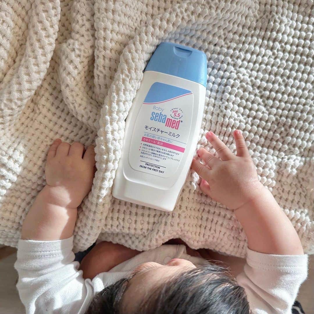 布川桃花のインスタグラム：「赤ちゃんって本当に乾燥しやすくて 肌トラブルも起こしやすいから 毎日の保湿はかなり大事にしています🫧  特に乾燥しやすいこの時期 セバメドのベビースキンケアシリーズ モイスチャーミルクを使い始めました✨ @babysebamed__japan   独自の皮膚研究により発見した 理想的な肌バランス"pH5.5"の低刺激スキンケアで 赤ちゃんのお肌に負担をかけない処方なんだって🌿  お肌の表面がpH5.5に保たれていると 乾燥しづらかったり外的刺激からも 保護しやすかったりするらしい🤝🏻  しっかり保湿はしたいけど こってり系のクリームは塗りづらくて🥺  これは伸びやすくてベタつきも少なく すっと浸透してくれて使いやすかった💕  #PR #ベビーセバメド #pH5_5 #ベビーローション #sebamed #ベビースキンケア #セバメド #出産準備 #アトピー #pHスキンケア #皮膚常在菌」