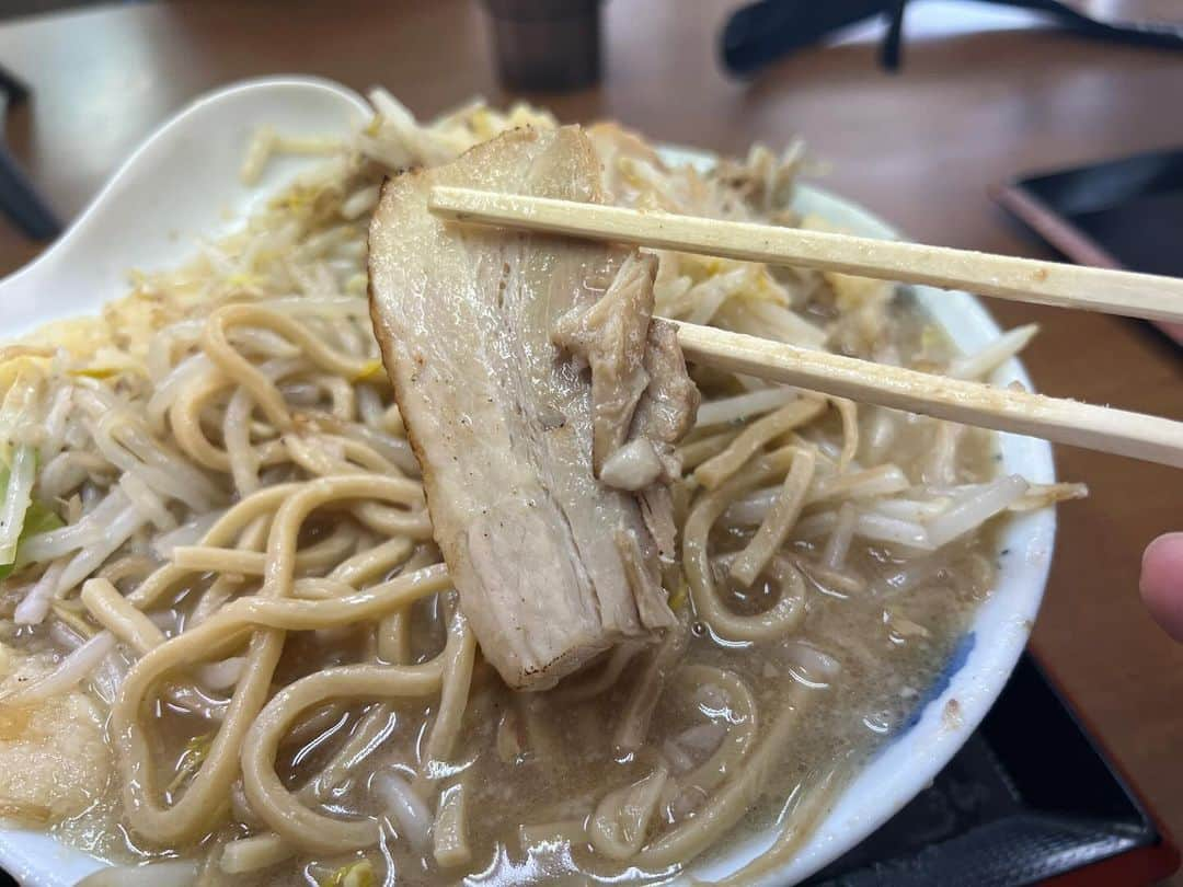 SUSURUさんのインスタグラム写真 - (SUSURUInstagram)「仙台、魔界ラーメン月光さん。 無料提供のニンニク、量ハンパない。翌日までニンニク香ります。 かっつーさんありがとうございました。 #susuru_tv #魔界ラーメン月光 #仙台市 #宮城 #男峠 #かっつー さん  #ラーメン #らーめん #ramen #ラーメン部 #ramennoodles #毎日ラーメン生活 #麺スタグラム #japaneseramen #japanramen #foodstagram #foodie #noodles #instanoodle #instaramen #instafood #宮城ラーメン #二郎系ラーメン #二郎系 #月光」11月30日 12時43分 - susuru_tv