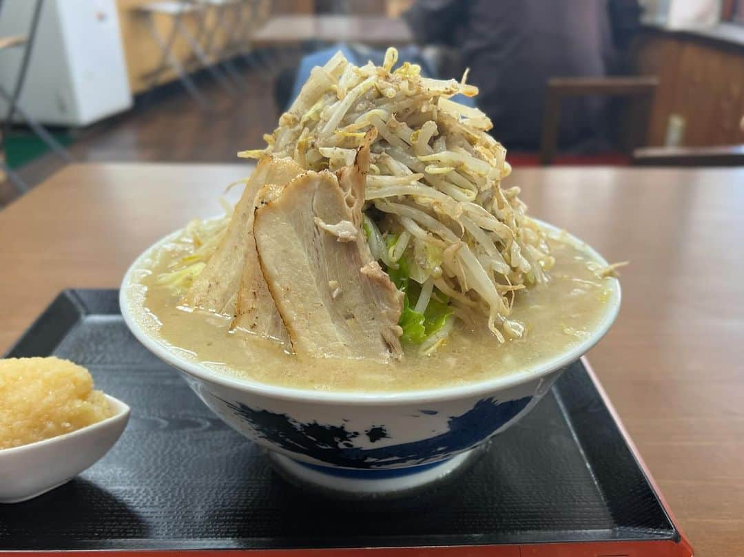 SUSURUのインスタグラム：「仙台、魔界ラーメン月光さん。 無料提供のニンニク、量ハンパない。翌日までニンニク香ります。 かっつーさんありがとうございました。 #susuru_tv #魔界ラーメン月光 #仙台市 #宮城 #男峠 #かっつー さん  #ラーメン #らーめん #ramen #ラーメン部 #ramennoodles #毎日ラーメン生活 #麺スタグラム #japaneseramen #japanramen #foodstagram #foodie #noodles #instanoodle #instaramen #instafood #宮城ラーメン #二郎系ラーメン #二郎系 #月光」