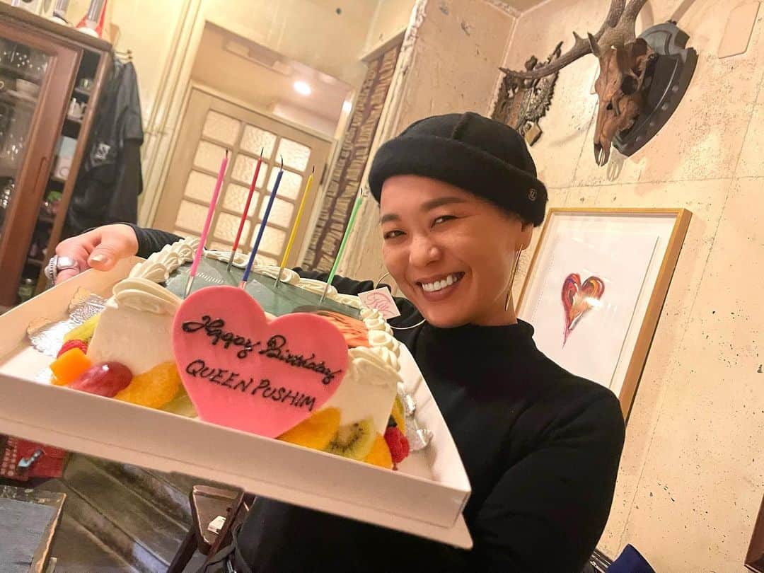 TAK-Zのインスタグラム：「I know I love you, I will love you forever💋🍷 喜びと幸せと愛と感謝のひととき。 @shinoyama_pushim  @rudebwoyface045  @akaneamg  @rueedman  @nonstopman1986  @sunsplash_daddy  @luna67  @uchikonyanta  @maimaiomj  #pushim #forever #birthday #queen #reggae」