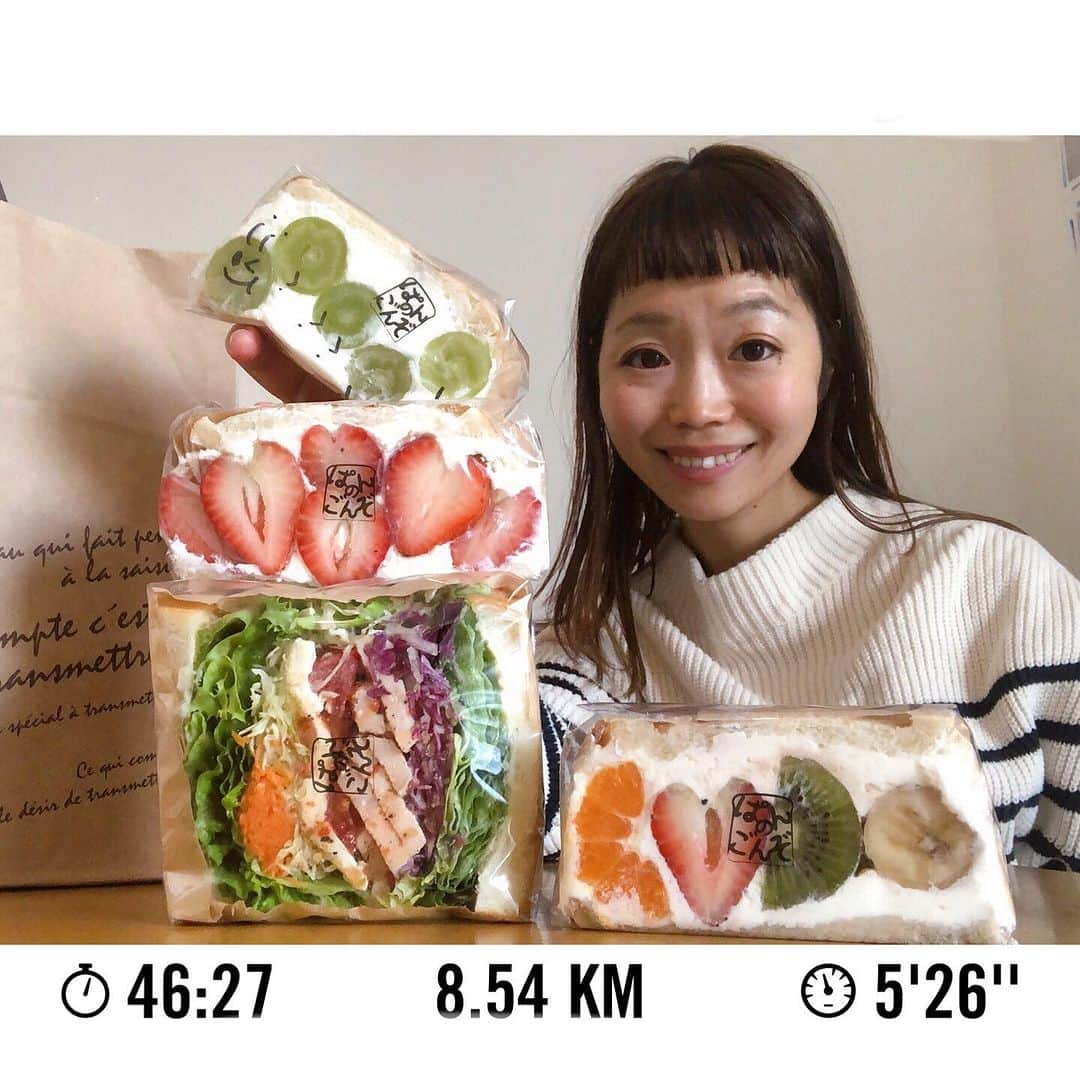 遠藤朋美さんのインスタグラム写真 - (遠藤朋美Instagram)「「ぱんのごんぞ」さん×日暮里舎人ライナーの旅へ   ドディです、こんにちは   実のところドディがずっと乗ってみたかった路線は 日暮里舎人ライナー です   なぜならば、こちらの電車の運転席が無く、 先頭の席から窓から線路や街並みが大パノラマで見えてしまう電車   念願の舎人ライナーの旅へ出発したドディ一行は 日暮里駅から乗車し、先頭の席に座り、 沿線沿いの景色を楽しみながら 江北駅で降り立ちました   そして駅から徒歩１分、「ぱんのごんぞ」さんへ   こちらはこだわりの食パンを焼きながらサンドイッチ、バーガーを販売しているお店です   中西さんは店内に入ってフルーツサンドを見るなり「これ！これ！」と テンションをあげていたため、 さっそくフルーツサンドのいちごと 大西さんのお気に入りのシャインマスカットサンド、ミックスを選ばせていただきました   そしてこちらのお店を下調べさせていただいていた ドディのお目当ては1/2日分の野菜サンドです   なんとお名前の通り１日の推奨摂取量のお野菜の半分が摂取でき かつチキンやチーズなどたんぱく質もしっかり取り入れられている最高のバランスサンドになっています   卵サンドやビーフサンドもものすごく気になりましたが 最近中西さんが鶏肉が好きなので サラダチキン&クリチーサンドをテイクアウトし、いただきました   1/2日分の野菜サンド、 子と一緒のばたばたでも さっと手軽に食べることができ そして栄養バランスが良く もう毎日、これ食べたい・・・。   クリームチーズが濃厚で食べ応えがしっかりあり、満足です   フルーツサンドはおやつにぴったりです   「おおにしさんブドウ！」と大西さんはシャインマスカットの入ったサンドをうきうき顔で食べ始め 「これ！これ！」と中西さんはいちごサンドをドディと一緒に食べました   クリームの甘さがほどよく、 フルーツとぴったりあいます、ぱんも柔らかくてフルーツケーキのようです   「ぱんのごんぞ」さん×日暮里舎人ライナーの旅、 とても楽しくおいしい１日となりました   ごちそうさまでした   ◎ランニング日記◎ 最近中西さんのドディブームが到来しました  そんなこんなで なかなか走る時間をとれませんが 少しだけ時間をいただいて、ちゃちゃっと走ってきました  少しだけでも、走ると、楽しい。。。     PR @pan.no.gonzo #ぱんのごんぞ #舎人ライナーグルメ #江北駅 #西新井グルメ #極厚 #映えスポット #季節のフルーツサンド #足立区グルメ  #ドディ　#世界を走れドディ #ランニング女子 #ランニング  #マラソン #running #Marathon  #走るの好きな人と繋がりたい #子連れ旅　#子育てママ #子育てママと繋がりたい」11月30日 12時50分 - aristocatsthe817