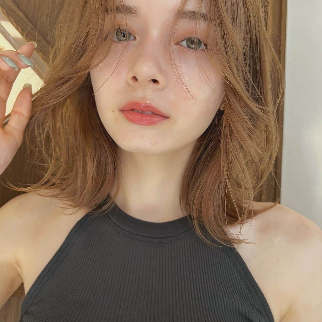 兼井遼のインスタグラム：「柔らかくほつれるヘア😌  ツヤのある 暗くても透明のある カラーならお任せください☺️  11月12月のご予約も まだまだお取りできます🙇🏻  ご質問などは コメントにてお問い合わせください！😌  #ケアカラー  #ヘアアレンジ  #ケアダブルカラー  #巻き方  #髪質改善カラー  #イルミナカラー  #ミルクティーベージュ #グレージュ  #ケアブリーチ  #ハイライトカラー  #ハイトーンカラー  #ブリーチ  #ダブルカラー   #インナーカラー  #オリーブアッシュ  #グラデーションカラー  #グレージュカラー  #ツヤトーン  #パーマ  #艶髪  #外国人風  #髪質改善トリートメント  #くびれヘア  #シースルーバング  #髪質改善  #ラベンダーグレージュ  #オリーブグレージュ  #トリートメント  #ヘアアクセサリー　#インナーハイライト」