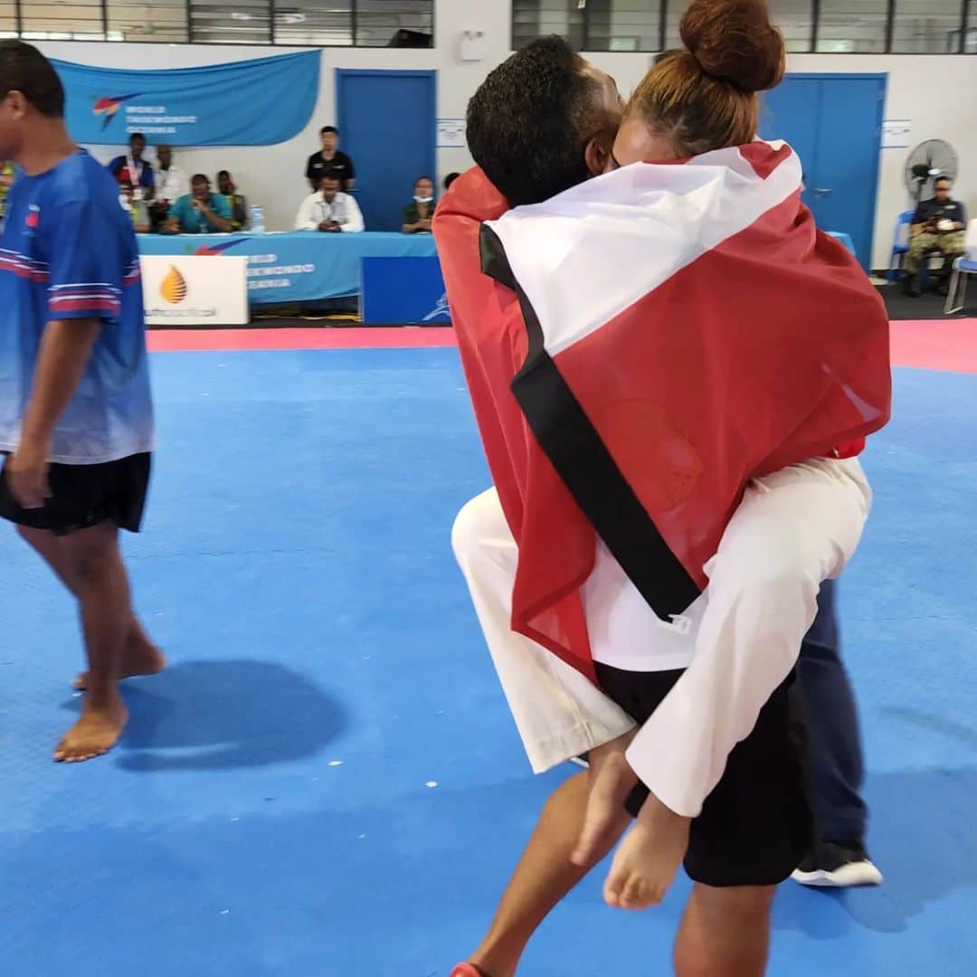 ピッタ・タウファトフアのインスタグラム：「Our new Oceania taekwondo female champion Angel, and a Gold medal for Tonga! 🇹🇴 🇹🇴🇹🇴」