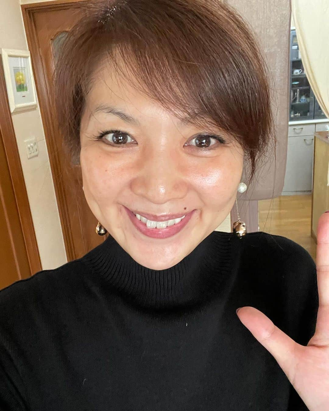 飯島直子さんのインスタグラム写真 - (飯島直子Instagram)「こんにちは^ - ^♪  こちらは今日も晴天です  季節外れの紫陽花がキレイに咲いてます すっとこどっこいですね^ - ^  ここ数日、お湯のありがたみを肌で感じています  エコキュートの寿命は10〜15年と言われてます  うちは16年  納得するしかないですね^ - ^  年末年始までかかったらどうしようと  白目むいてます  だれか風呂かして^_^  27.28.29日のへんじすこしです＾＾  かずりんhappydays誕生日おめでとう♪ 今日はお祝いかな^ - ^健康に気をつけて ステキな一年になりますように♪  サンディ55才誕生日おめでとう♪ 呑んで楽しんだかな^_^？お年頃だけど体調は大丈夫？健康に気をつけてステキな一年にしてね♪  miyuki50才誕生日おめでとう♪ 五十代も楽しいよ^ - ^一緒に楽しもう！カラダに気をつけステキな一年になりますように♪  kaz_9.4息子ハーフバースディおめでとう♪17年ぶりの赤ちゃん♡兄妹も喜んでるね♪体調は大丈夫かな？カラダに気をつけ みんなの力借りて子育て頑張ってね♪  ともこティフちゃん9才誕生日おめでとう♪きっと今はもっとかわいいね♡ 将来が楽しみだ^ - ^ともこいつもありがとう♪  娘ちゃん大丈夫かな？若い時は生理痛はげしいよね…大事にしてね（ ; ; ）くんさん！  フレア！いつもありがとう♪  ちぃ坊復活！良かった良かった(*´∀｀*)  無事生還！心配してたよ！おかえり！ハレアカラ♪  みぃーん♡♡  みか茶も大食い^ - ^おそろい  昔は近くに銭湯があったからよく行ってたよ、プラスチックのカゴにセット入れてね ゆきみ！  日本舞踊再開！叔母が先生なんてスゴイな ^ - ^おさらい舞台頑張ってね！尚子♪  miekitayamaありがとう♪  ちーちゃん！大丈夫？！  あや！ありがとう^ - ^  仕事帰りに襟足剃ってキレイさっぱり^_^ 仕事なんてうまくいかない事あるある 気にせずファイト♪ゆうちゃん！  へバーデン大丈夫かな？あまり痛かったらやっぱり病院に行った方がいい、お互い大事にしようね、しのぶ！  人生色々…だな…指、どうした？！としこ！  マナ！近くだったらラミーとごはん食べにいくよ笑！  恵♡いつもありがとう！  みいmi_ライブ^ - ^ありがとう♪ 会場で会えるね！  正志！いつもありがとう！  star.star母照子さん来月人口股関節手術 お母さんの手術成功ココロから一緒に祈るよ^ - ^あなたもお母さんのサポート頑張ってね٩(๑❛ᴗ❛๑)۶応援してる！  芝桜♡疲れた顔してた？年だね…笑 いつもありがとう！  今朝はは残りメシおにぎり  味噌汁(三日目)  やっと木曜日です  今夜はヒデナイトなのでへんじができないけど、またなう写真送るね  今日もほどほどにがんばろうね( ´ ▽ ` )ﾉ♡」11月30日 12時57分 - naoko_iijima_705_official