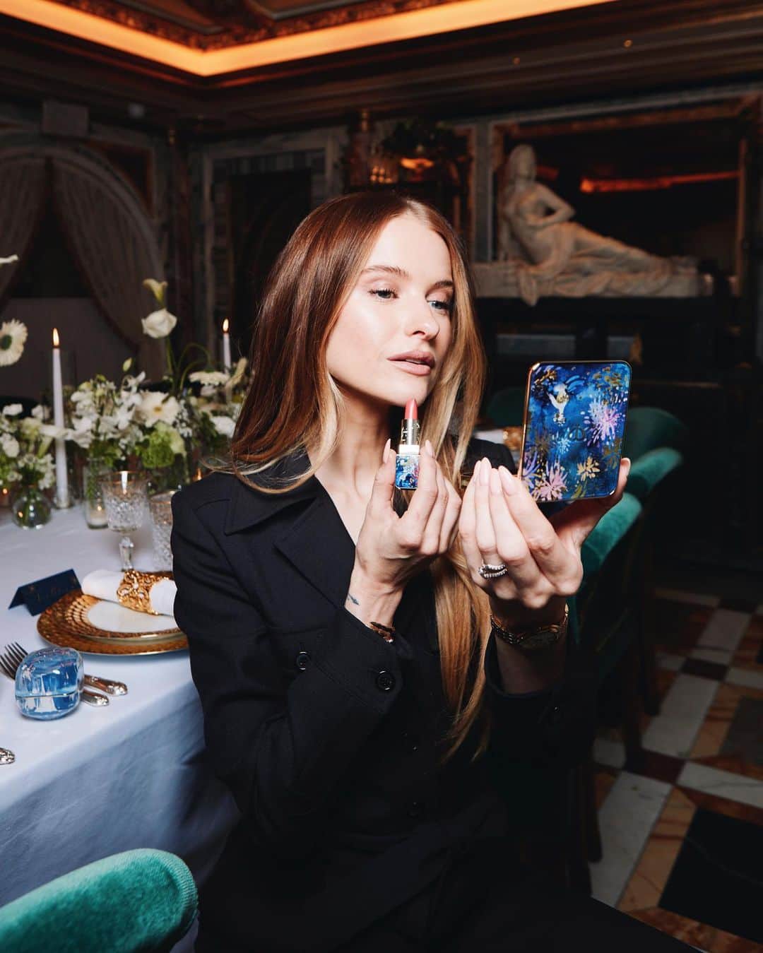 Clé de Peau Beauté Officialのインスタグラム：「@Victoria Magrath is looking ever-so radiant and festive for the holidays ✨#CPBCollective  Photos: @kylegalvin_」