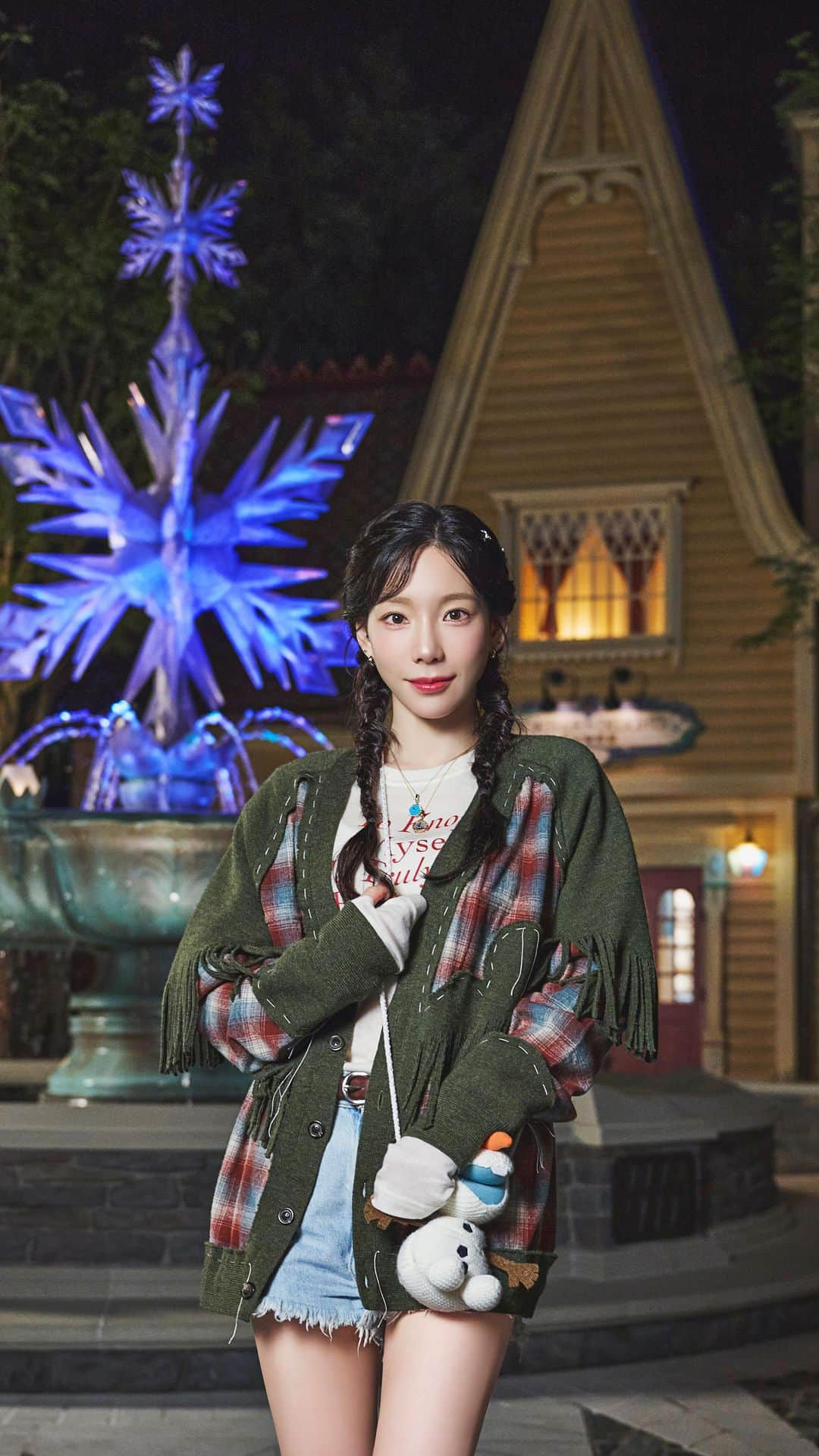 テヨン のインスタグラム：「🎶Come Let It Go at #WorldOfFrozen with the icon TAEYEON 🌬️!✨   Answer the call for an adventure like never before... Join TAEYEON as she heads “Into the Unknown” to discover a world that’s both warmly familiar and unlike anything she has ever seen. 🏰  🎶태연과 함께 #겨울왕국세상 에서 Let It Go🌬️！✨ 마음 속에서 부르는 것처럼, 태연의 발걸음을 따라 “숨겨진 세상”으로 여태까지 경험하지 못한 멋진 여행을 함께 떠나요🏰   🎶與太妍一起在 #魔雪奇緣世界 Let It Go🌬️！✨   回應內心的呼喚，走向未知🪄！ 跟隨太妍的腳步，踏入熟悉的故事奇境之中，展開前所未有的奇妙旅程🏰   #TAEYEON #태연 #GirlsGeneration #소녀시대 @taeyeon.smofficial #LetItGo #WorldOfFrozen #HKDisneyland #魔雪奇緣世界 #香港迪士尼樂園」