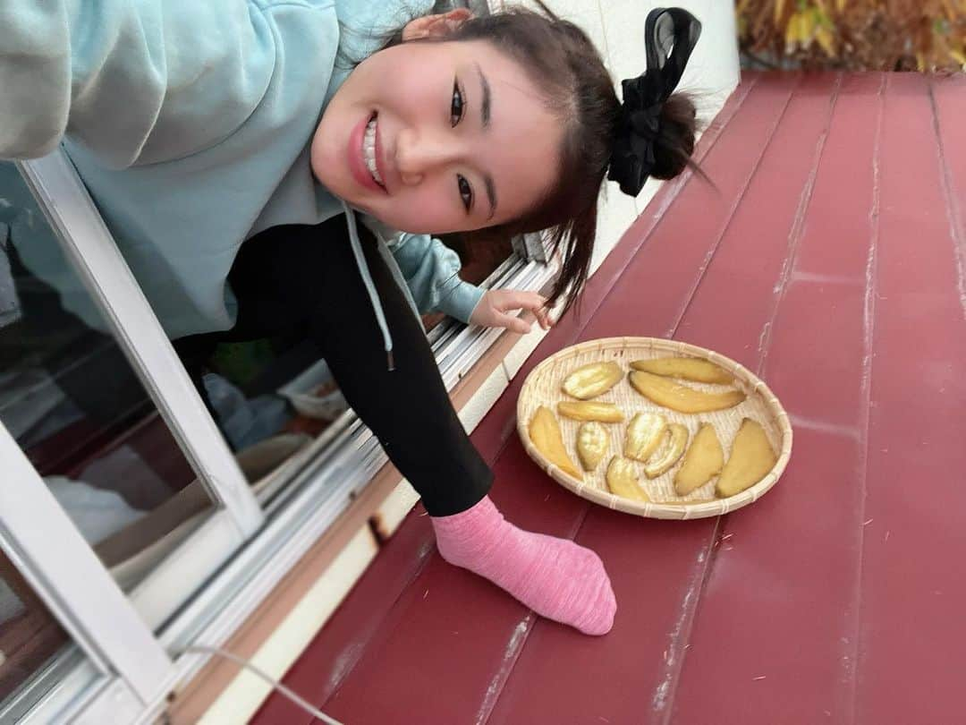 横山天音さんのインスタグラム写真 - (横山天音Instagram)「屋根で干し芋を作っています。 雨の日は中☂️ 止まらないおいしさ🍠」11月30日 13時02分 - amagon5546