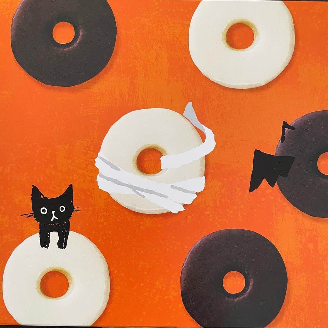 ユーハイム公式さんのインスタグラム写真 - (ユーハイム公式Instagram)「＼クライナーショコバウム／  #ユーハイム　を付けてユーハイムのお菓子時間をシェアいただいた方から、毎月3名様にお菓子をプレゼントしています😀！  10月の素敵投稿賞は @bluesky0915  さん  季節限定商品で、ハロウィンを楽しんでいただきました♪ 黒猫がかわいい💛という声をたくさんいただいた限定デザインです😊  小さくてかわいいバウムクーヘンに、濃厚なチョコレートをコーティングした「クライナーショコバウム」  現在は、クリスマスパッケージ🎅🎄で販売しておりますので、是非チェックしてくださいね。  #ユーハイム #juchheim #クライナーショコバウム #kleinerschokobaum  #バウムクーヘン #baumkuchen」11月30日 13時05分 - juchheim1909
