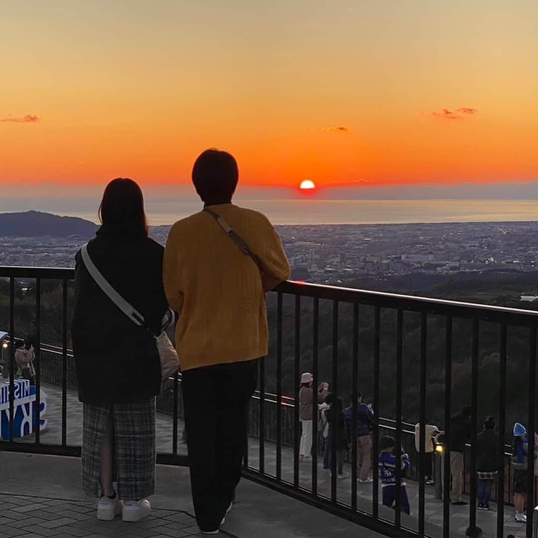 三島スカイウォーク／公式さんのインスタグラム写真 - (三島スカイウォーク／公式Instagram)「駿河湾に沈む夕日と共に、赤く染まる空や吊橋、富士山を眺めませんか？🗻🌇  秋から冬にかけて多くの方にこの景色をご覧いただこうと2023年12月1日(金)～2024年1月28日(日)の期間中、毎週末に16時以降の入場料がお得になる「サンセットスカイウォーク」を開催！！  期間：2023年12月1日(金)～2024年1月28日(日)の金曜日、土曜日、日曜日  ★16時以降の入場料がお得となります！★   内容：16時以降に入場の方は吊橋入場料が800円（※大人のみ） 一日の終わりや夕景時にぜひスカイウォークにお立ち寄りください♪  2枚目〜3枚目の画像は2023年11月に撮影した画像です。  #三島スカイウォーク #スカイウォーク #静岡 #伊豆 #三島 #箱根 #観光 #吊橋 #日本一 #富士山 #サンセットスカイウォーク#mishimaskywalk #mtfuji #skywalk #hakone#japantrip#shizuoka#sunset」11月30日 13時06分 - mishima_skywalk