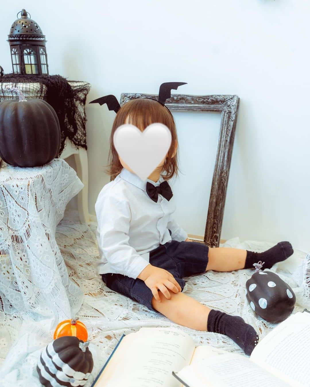 星河るいのインスタグラム：「. . 今更だけど記念に載せとく🎃𖤐  ハロウィン撮影が特別価格でお得だったから 記念に撮影してきた🫣★  グズグズ君でなかなか撮影できなくて YouTube作戦でなんとか笑  ハロウィン限定スタジオも可愛かった🖤 男の子の衣装がシンプルだったから デビルのカチューシャつけたら可愛すぎたw  可愛い写真いっぱいで満足👻🧡 今回もありがとうございました🎃˖* . . #安定の時差スタグラム#今更ハロウィン #なんならもうクリスマスの時期」