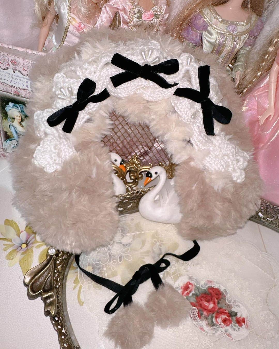 Etsuna otsukAのインスタグラム：「#悦奈の手作り　新作✨🐑ヘアバンド耳当て、つけ襟2way✨Headband+ collar 2way✨ My hand-made headband can be customized,  payment method: paypal and EMS mail.  DMで購入できます☺️銀行振込やpaypal OK   保暖发带护耳&毛毛领 两用 2way ❤️🌞❤️ 软软绵绵过冬啦🐑 #etsunaotsuka」