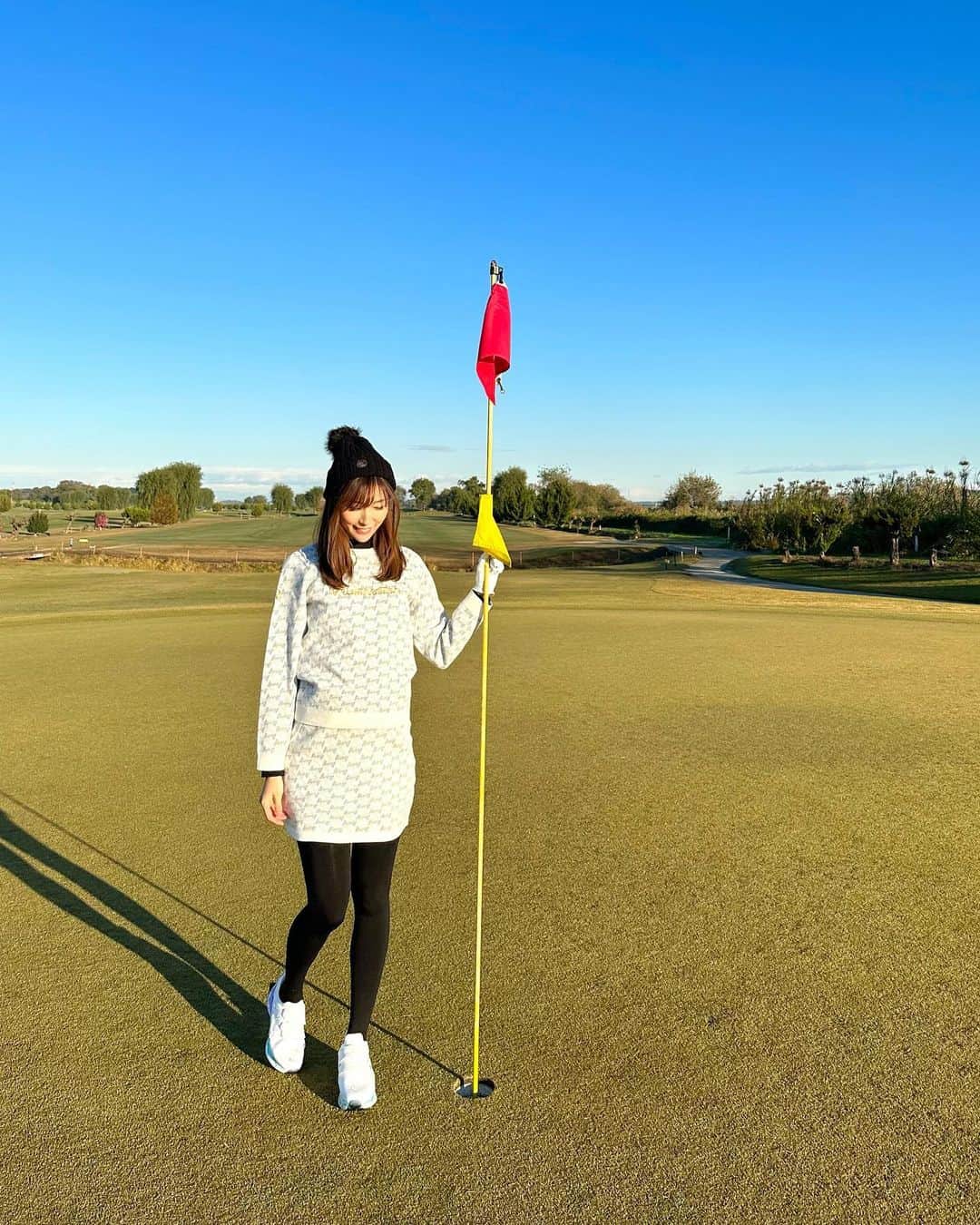 美波千夏のインスタグラム：「. 冬ゴルフは黒タイツ履くことがほとんどだから セットアップは白を選びがち🤍 でもこのレザレクションのウェアは柄が入ってて 白コーデなのに甘くならない😎♬  黒もすんごくかわいいんだよー😍❤️ 気になる方は覗いてみてね！  @resurrection_tokyo   .  .  #PR #レザレクション #レザラー #ゴルフ #ゴルフコーデ #golf」