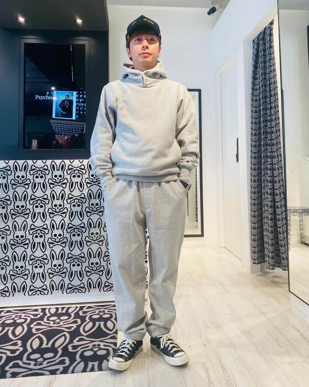 河合郁人さんのインスタグラム写真 - (河合郁人Instagram)「仕事の合間に兄貴の店に行ったらサイコバニーさんから可愛いパンツを2着プレゼントしていただきました。 ありがとうございます！  #デニム #スウェット」11月30日 18時38分 - fumito.kawai_2310