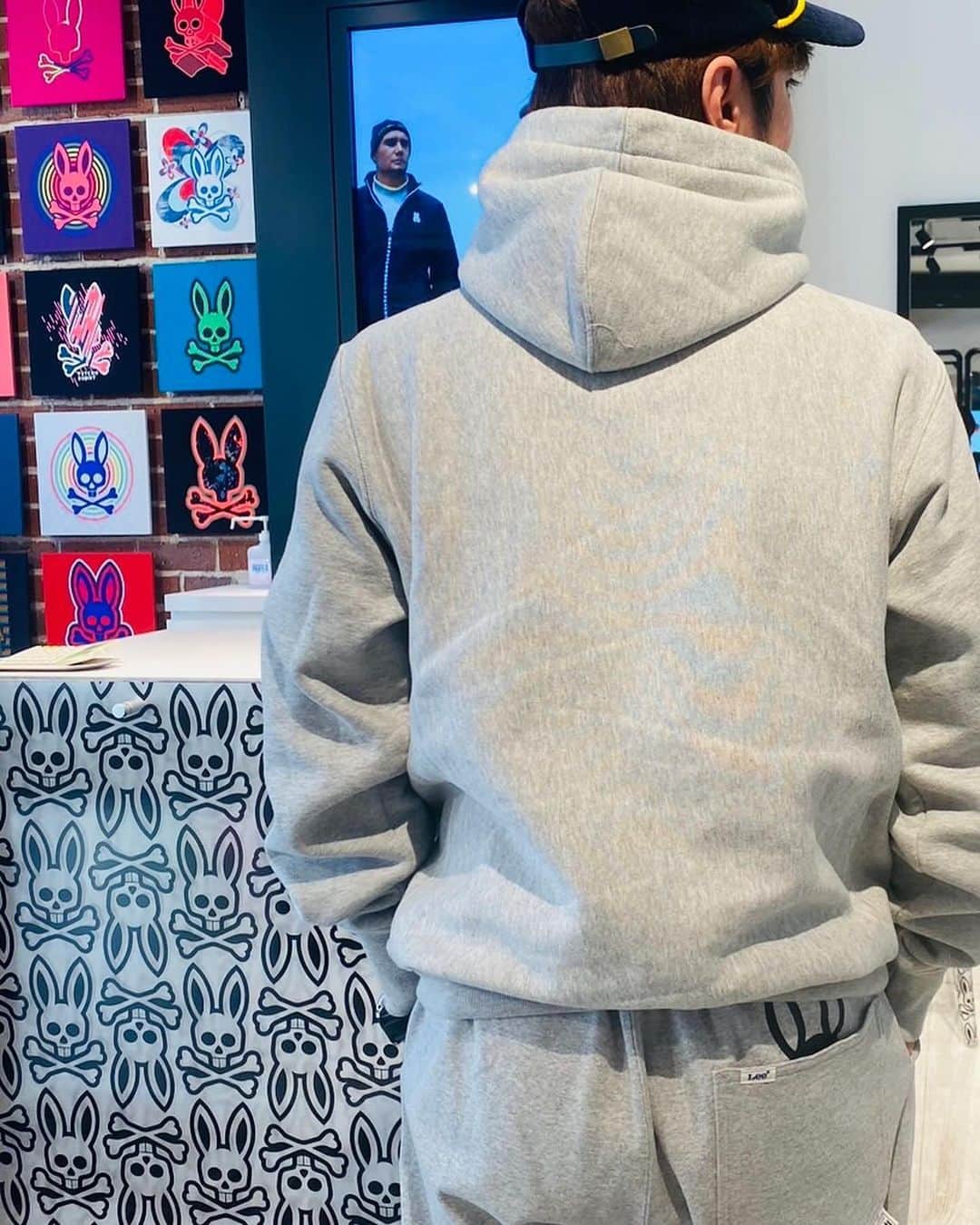 河合郁人さんのインスタグラム写真 - (河合郁人Instagram)「仕事の合間に兄貴の店に行ったらサイコバニーさんから可愛いパンツを2着プレゼントしていただきました。 ありがとうございます！  #デニム #スウェット」11月30日 18時38分 - fumito.kawai_2310