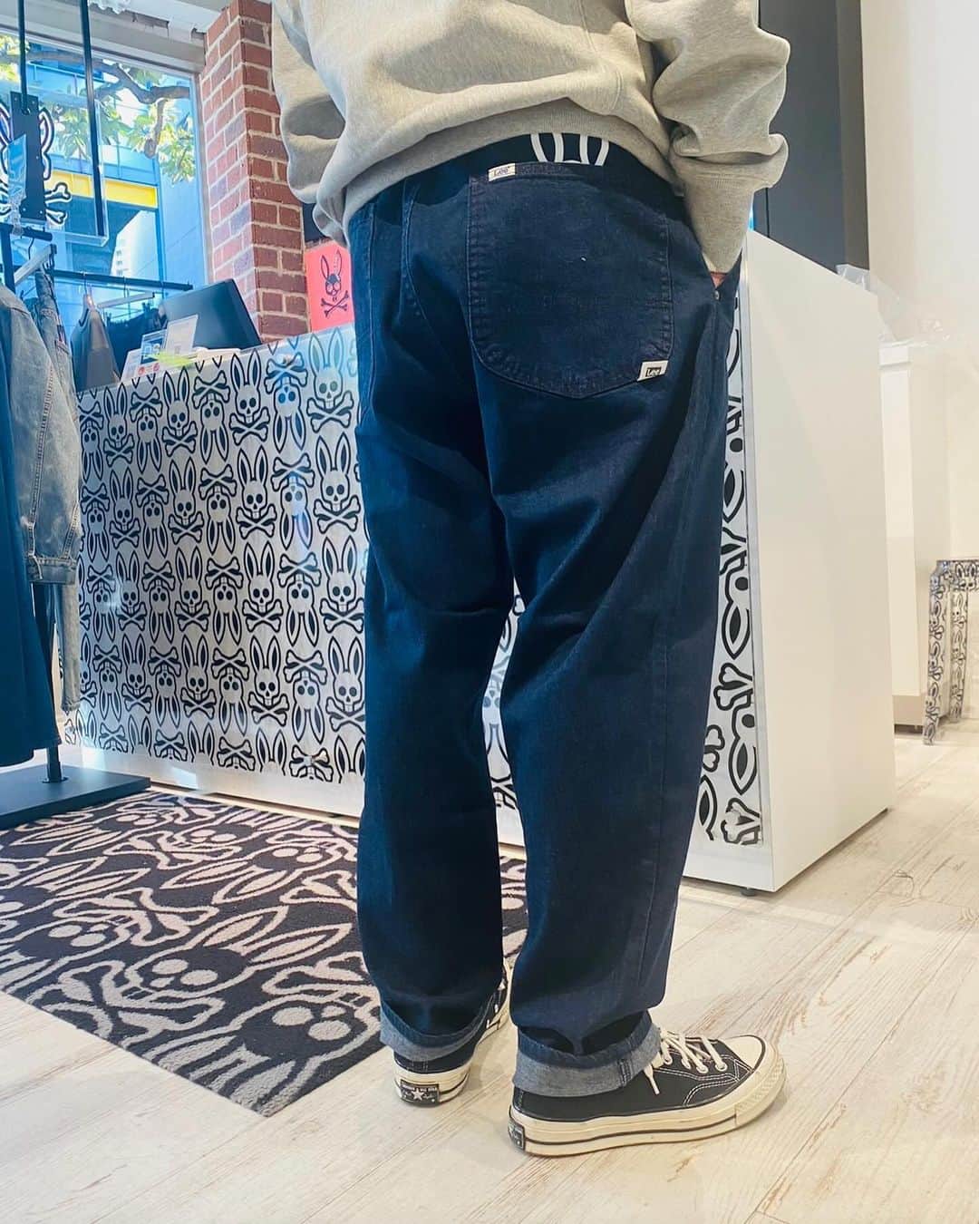 河合郁人さんのインスタグラム写真 - (河合郁人Instagram)「仕事の合間に兄貴の店に行ったらサイコバニーさんから可愛いパンツを2着プレゼントしていただきました。 ありがとうございます！  #デニム #スウェット」11月30日 18時38分 - fumito.kawai_2310