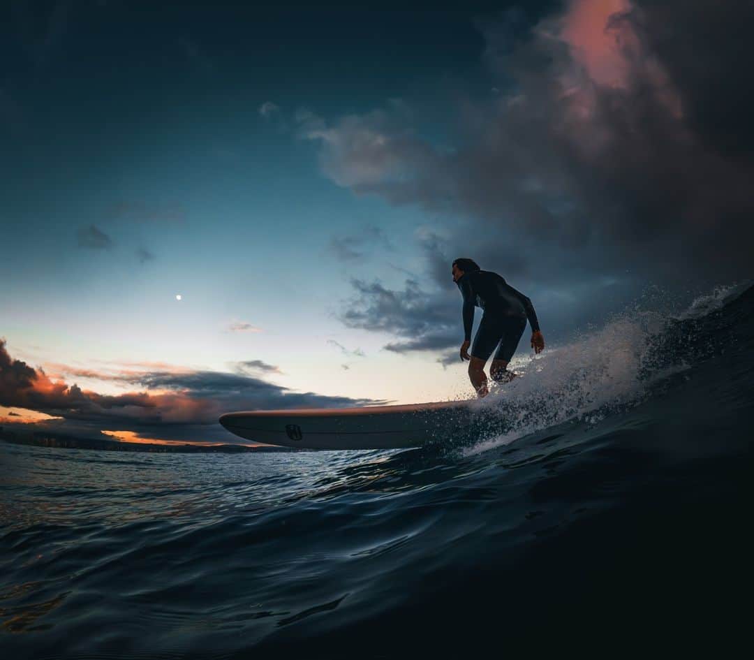 GoProのインスタグラム：「帰る事を躊躇してしまうほどの壮観な眺め 🏄‍♂️ GoProサブスクユーザー @garrettctaylor はこの作品で$500を受賞。 ・ ・ ・ #GoProJP #GoProANZ #GoPro #GoProSurf #Surfing #SurfPhotography #Longboarding #Sunset #サーフィン #サンセット #ゴールデンアワー #オーストラリア #夕日 #サーファー」