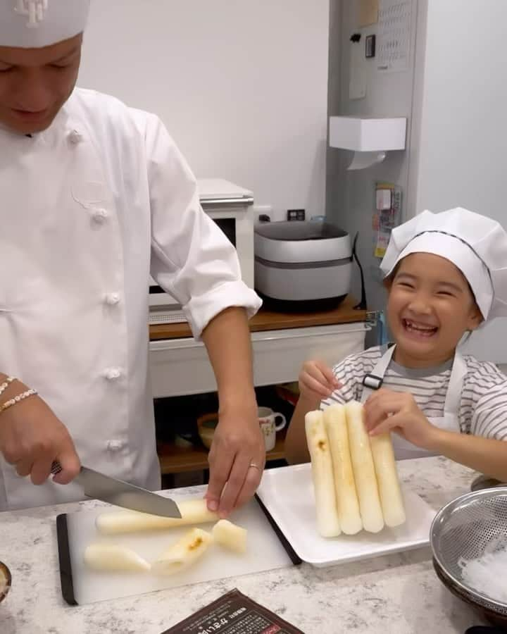 清水わかこのインスタグラム：「🎂🫶🥰 LAから帰国してすぐの誕生日、長期出張後で冷蔵庫に食材が何もないので誕生日はどこか食べに行こうか？と旦那は言ってくれていたのだけど、たまたま母から誕生日にきりたんぽを送ろうと思う！と連絡がきて、そしたらLAから帰ったら俺がご飯を作るよ！と旦那が張り切ってくれて、久しぶりの手料理？でお祝いしてくれました。  なんと今年は旦那の横に小さな助手もいた🥰(しっかり形から入る為にコックコートはこっそりAmazonで注文していたらしい😂)  2人で仲良く作ってくれたきりたんぽも、しっかり母の味だった☺️沖縄に嫁いでも、きりたんぽを食べれて幸せでしたぁ〜❤️母はいつまでも自分が子供という存在でいさせてくれる唯一の人。いつもありがとう🙏  母は秋田能代の出身なので、秋田の郷土料理きりたんぽは私にとって母の味です。  そして最後に関わってくださってる皆様に改めて感謝。支えていただいてる方には恩をお返ししていけるように頑張って、切磋琢磨一緒に頑張ってくれているメンバーのためにももっともっと頑張らないと！！ですね！いつもありがとうございます🙏🙏🙏  #誕生日ありがとう @libertyforce_teruya  #日夕佳ムービー #最初の動画はうまい棒みたいだねと爆笑してるよ」