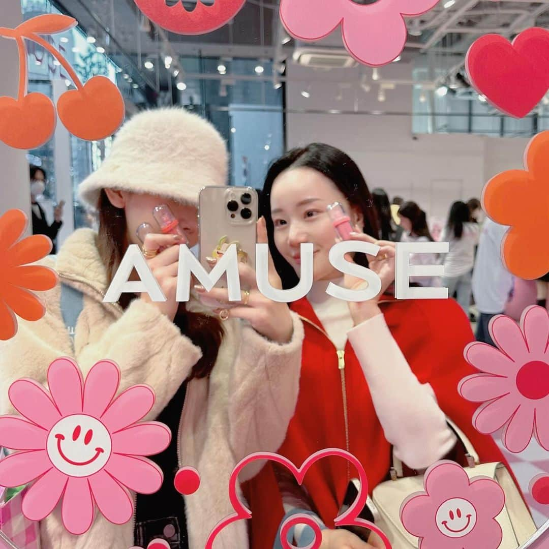 みちかのインスタグラム：「AMUSE @amuse.jp のイベントに招待していただいてみりんᙏ̤̫ @mirin_biyou と一緒に行ってきました🍑  2枚目のSAKURA JELLYって色が日本限定色なの✨前にたくさん頂いたのがあったのでスウォッチも載せておきます👌  私が好きなのは、05/07/08/pumpkinだよ🧡過去にもAMUSEの商品たくさん紹介しているので見てみてね✨🌼1枚目で手に持ってるのはSAKURAと07の２つ(07は持参した)  #PR #AMUSE #アミューズ #ビーガンメイク #ジェルフィットティント #韓国コスメ」