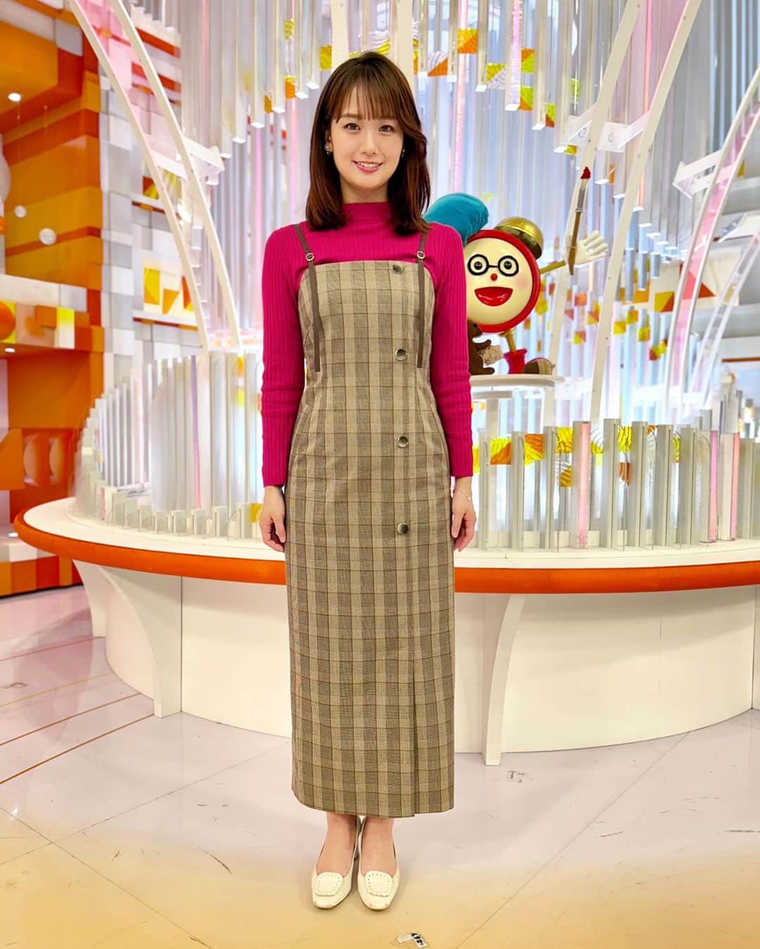 フジテレビ「めざましテレビ」のインスタグラム：「井上です🎄 毎日乾燥していますね、、🍂 放送中はカサカサして原稿が捲れない！と慌てないようにハンドクリームをしょっちゅう塗っていますが、最近は夏に比べて倍の速度で減っています😂」