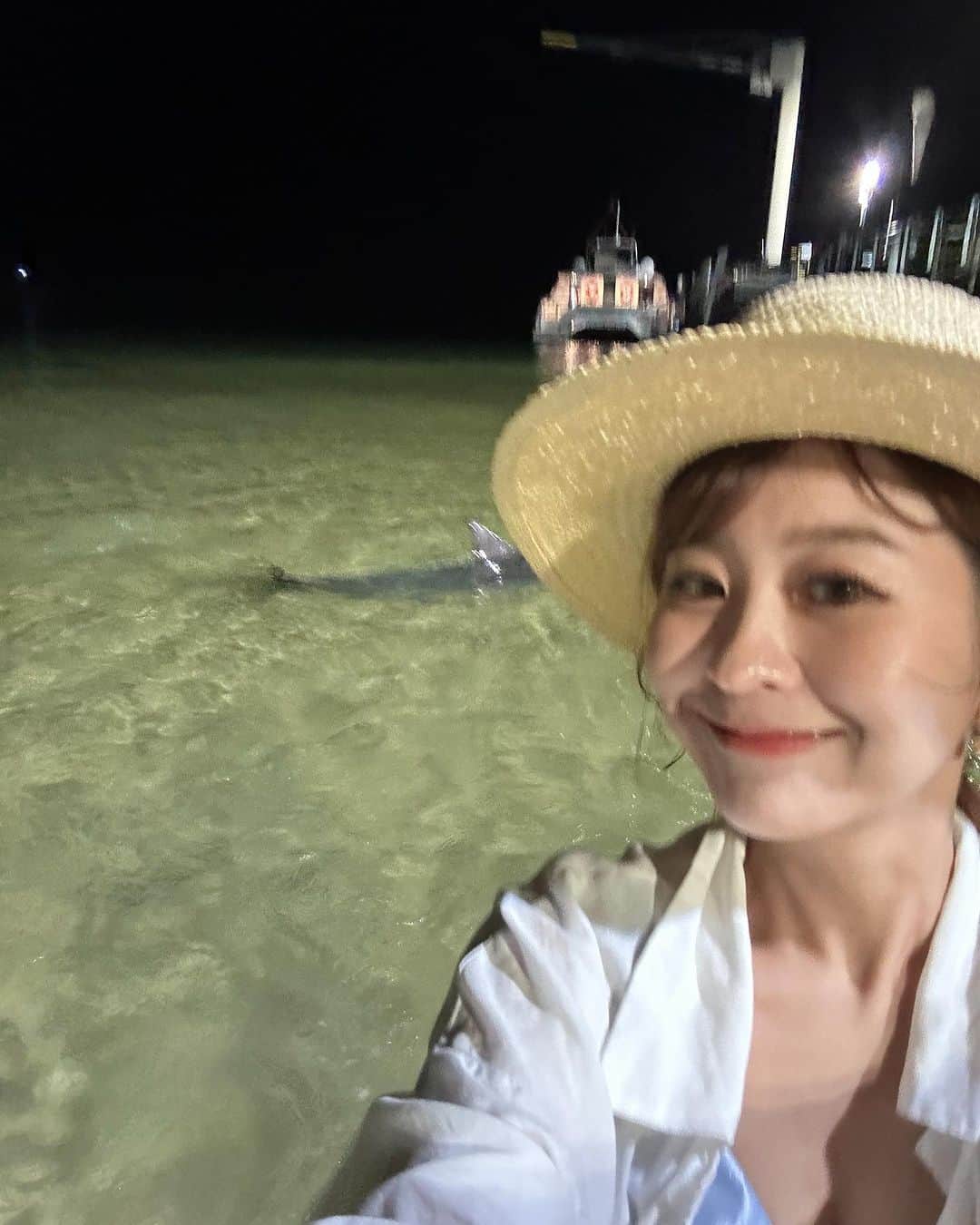 郭圈圈さんのインスタグラム写真 - (郭圈圈Instagram)「餵野生海豚🐬初體驗🥰🥰🥰 太可愛了啦😍 可以說是來 #摩頓島 的必參加活動 （也可以在旁邊棧板上觀看海豚） （餵食海豚的費用比沒有的大概多了$1300） - 由於當天天氣不佳⋯整個下午真的超無聊 還很擔心下雨海豚會不會不來～🥹 （海豚是野生的，沒來的話也不會退款喔） 幸好最後有來～雖然天氣很冷還要下海🤣（大概不到20度+海風+我穿得很夏天）但還是很值得😍😍😍 （建議大家有要去的話記得穿短褲或短裙唷！穿長裙的話應該蠻悲劇🫠）（我想說我裙子應該夠短了，結果我腿更短🤣幸好內褲沒濕） - 第二個影片是我的餵海豚視角🐬 真的好近喔🥰（聽說我在跟海豚自拍的時候，岸上的人都覺得我很有趣🤣） 第三個是阿恩在岸上幫我拍的💙 謝謝老公帶我們母子倆去看海豚😘 - 我們這行程是在trip.com上面訂的 也給大家參考唷🚢 去程是很大台很穩開很慢的郵輪 回程的船我們搭到的是小船 比去程的晃但也比較快」11月30日 13時13分 - helloiamlea